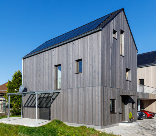 Hausansicht mit Terrasse