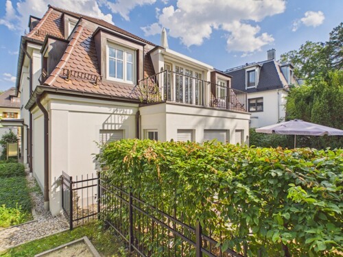 Hausansicht zur Dachterrasse