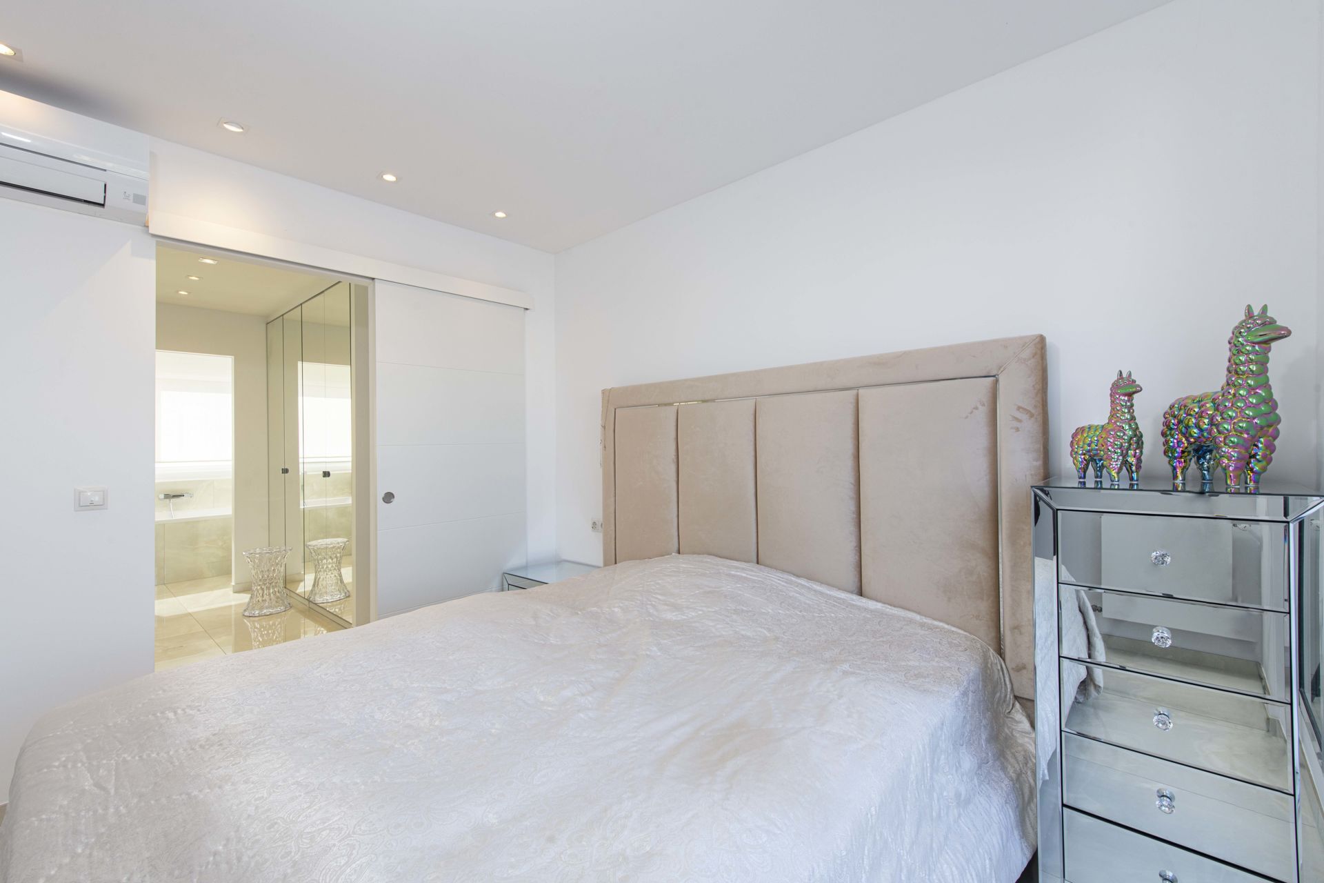 Master-Suite mit Ankleidezimmer und Bad