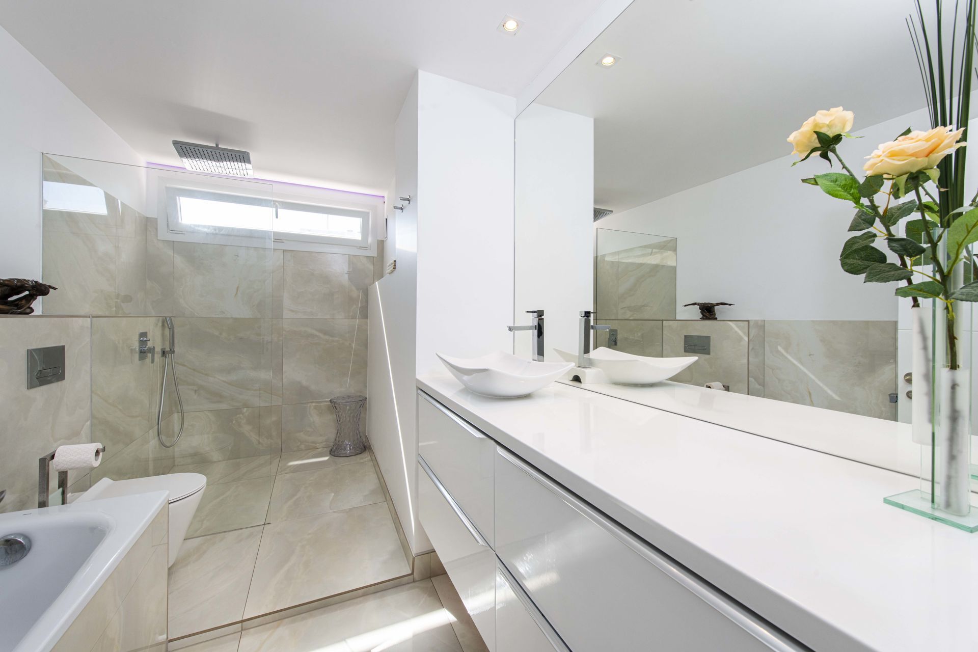 Helles Badezimmer