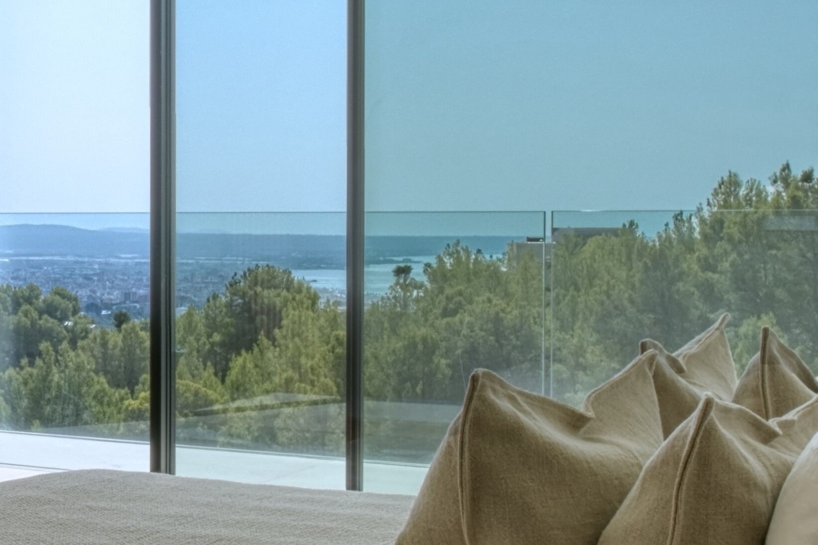 Blick vom Bett das Meer und die Kathedrale