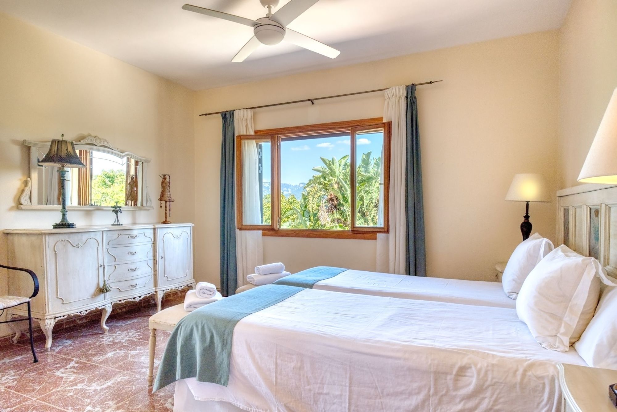 Schlafzimmer mit Bergblick