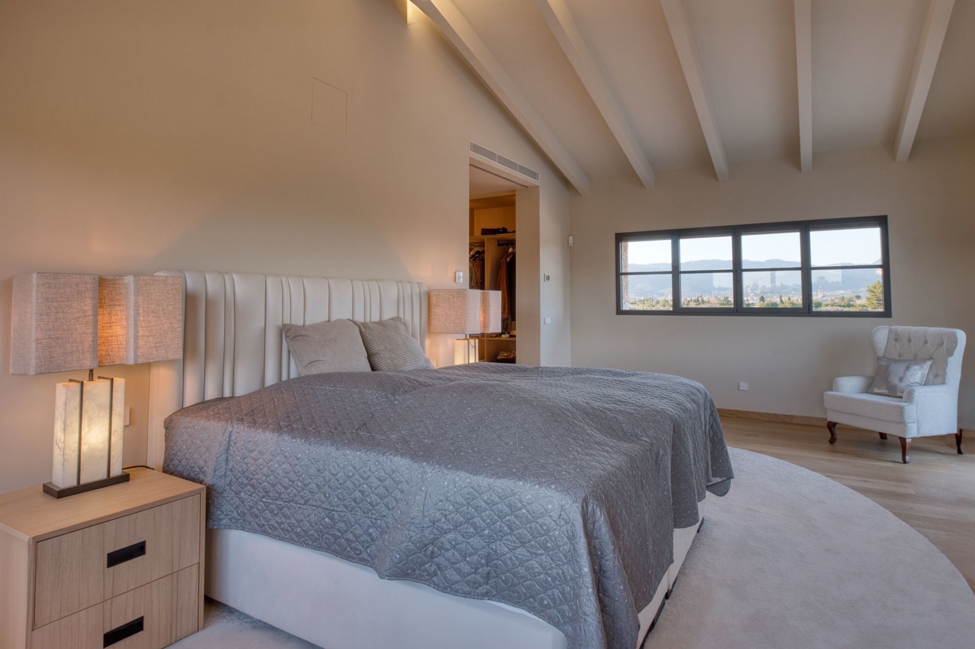Masterbedroom mit großem Bad und Terrasse