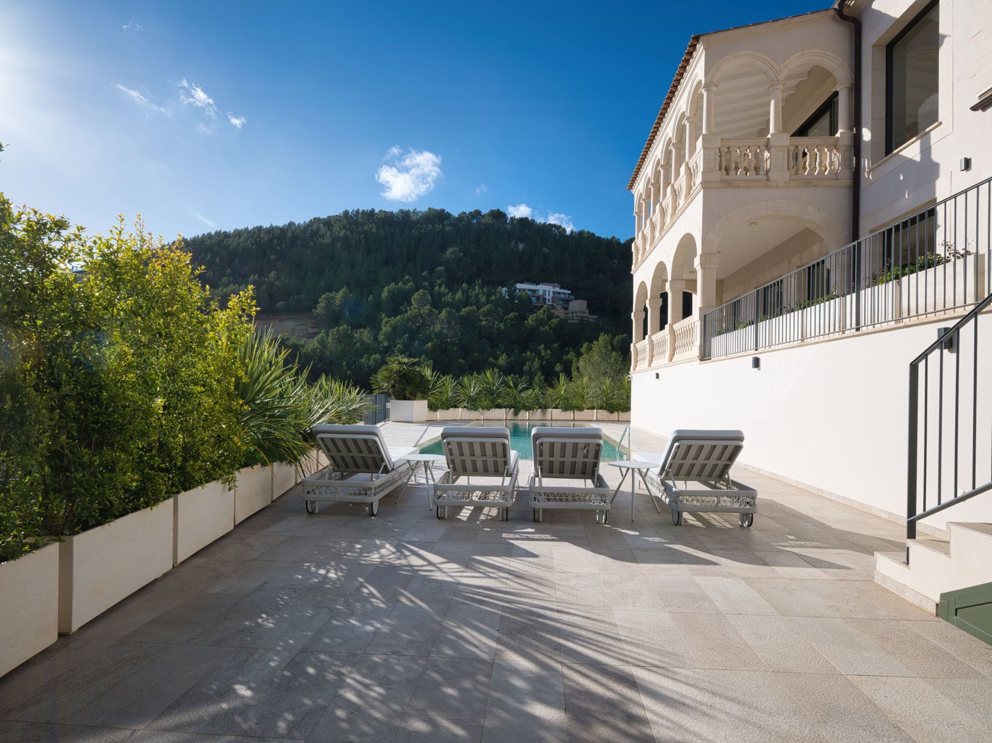 Außenbereich und Blick auf die Fassade