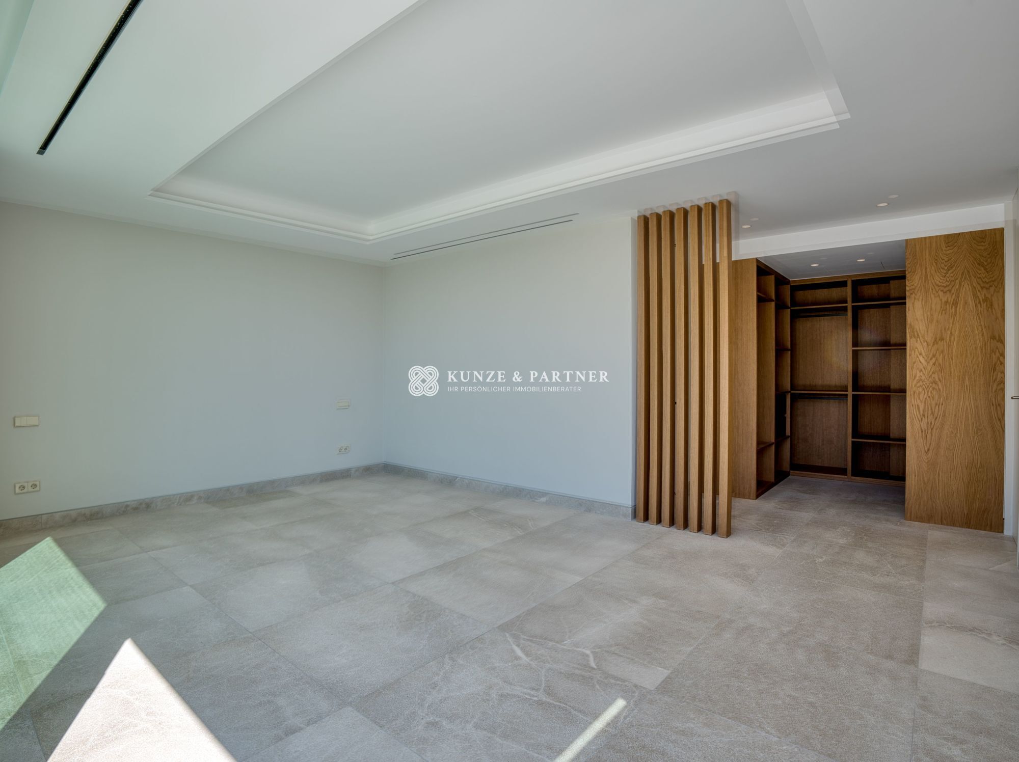 Hauptschlafzimmer mit begehbarem Kleiderschrank