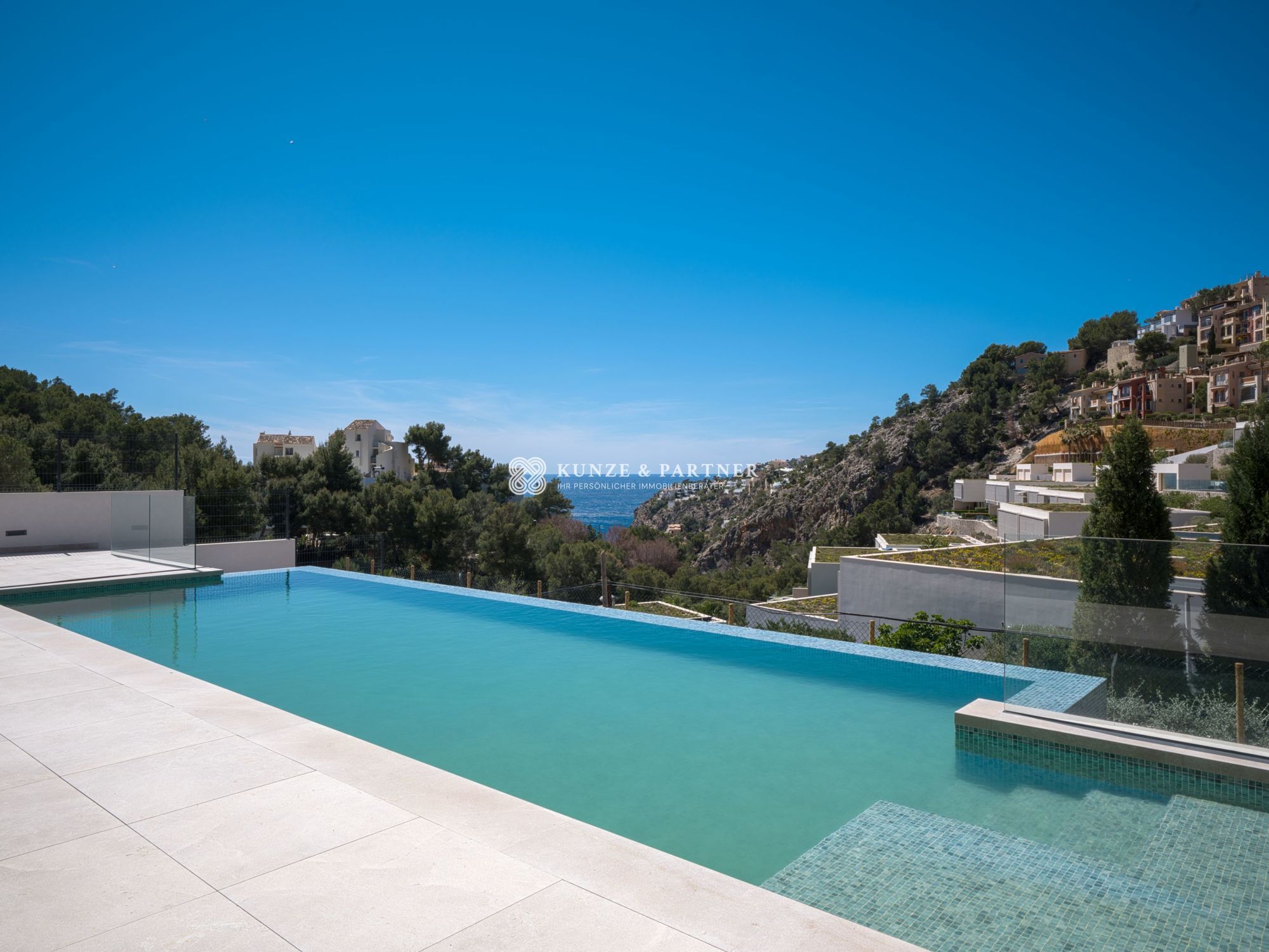 Poolbereich mit Meerblick