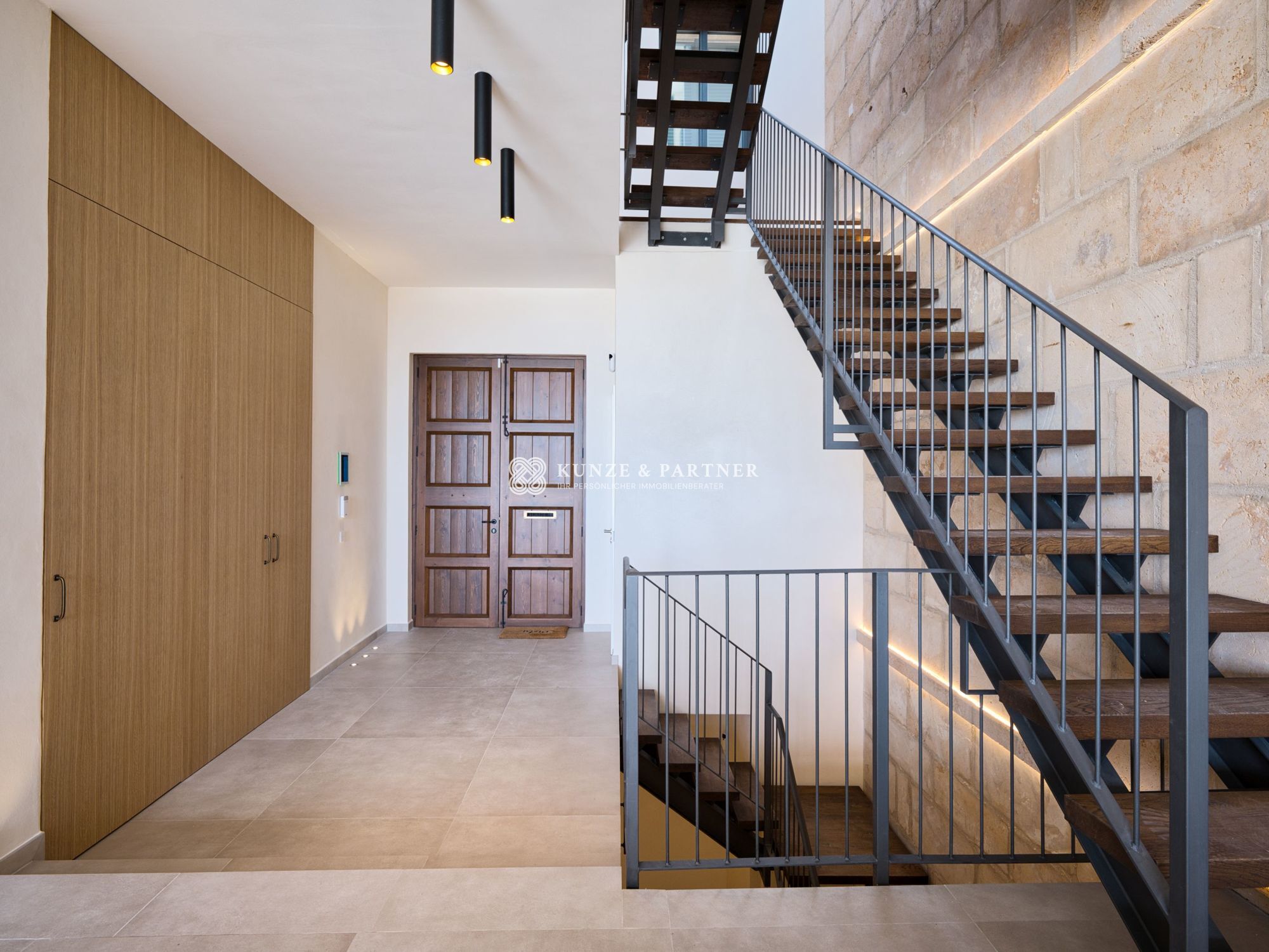 Eingangsbereich mit praktischem Einbauschrank