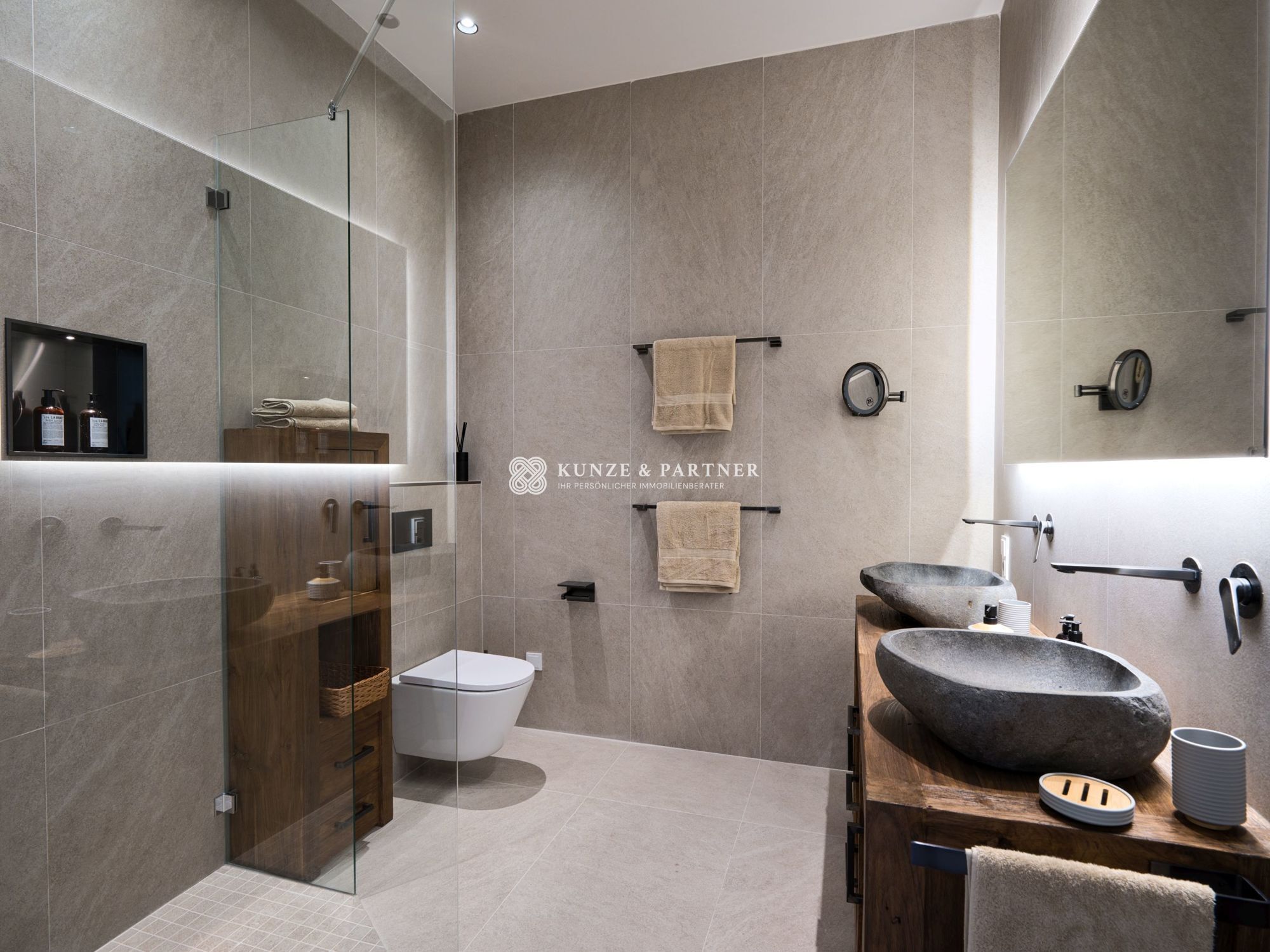 Badezimmer mit Dusche und Steinwaschbecken
