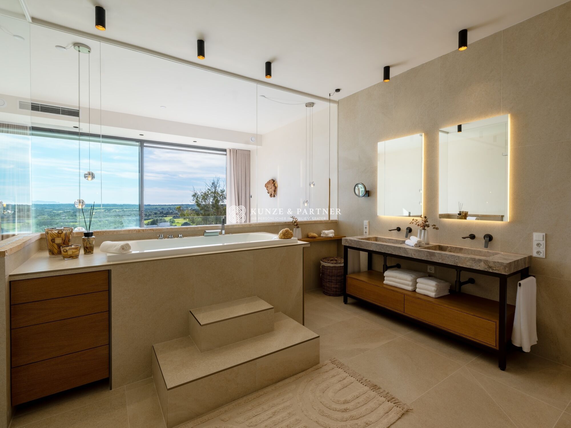 Masterbadezimmer mit Badewanne und Meerblick