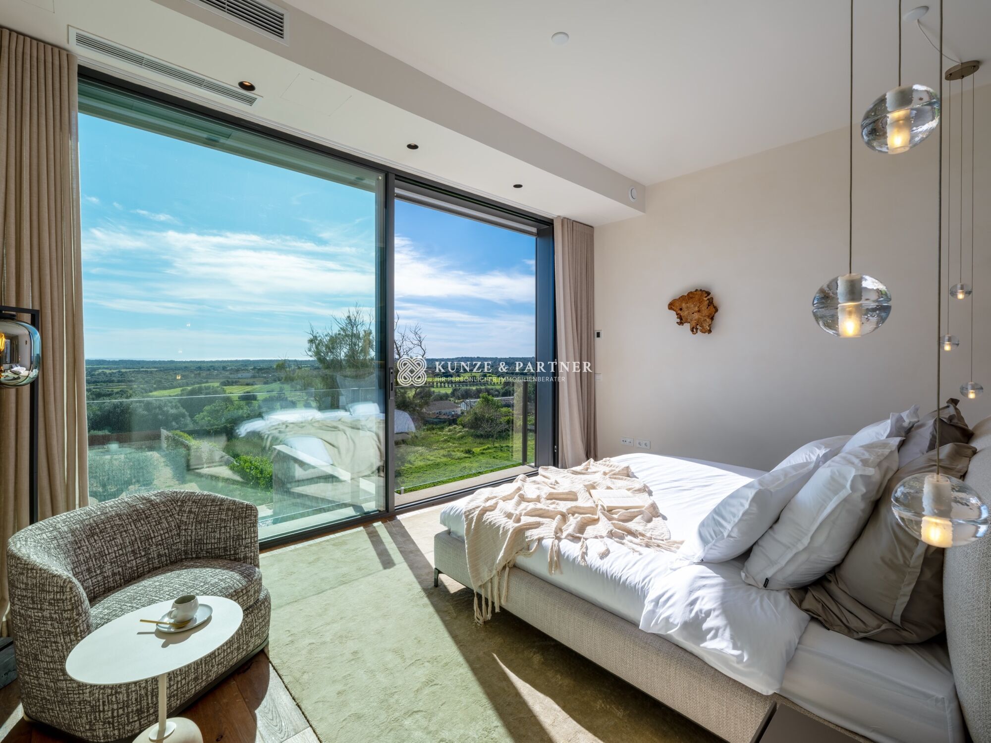 Masterbedroom mit Weitblick auf das Meer
