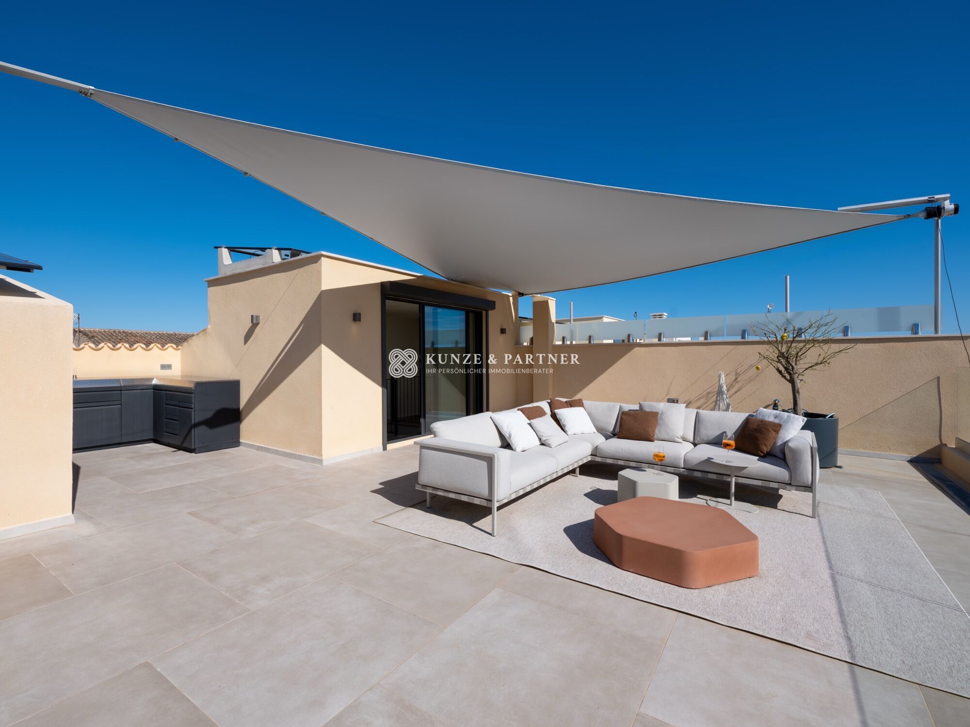 Dachterrasse mit Lounge, Aussenküche und automatischem Sonnensegel