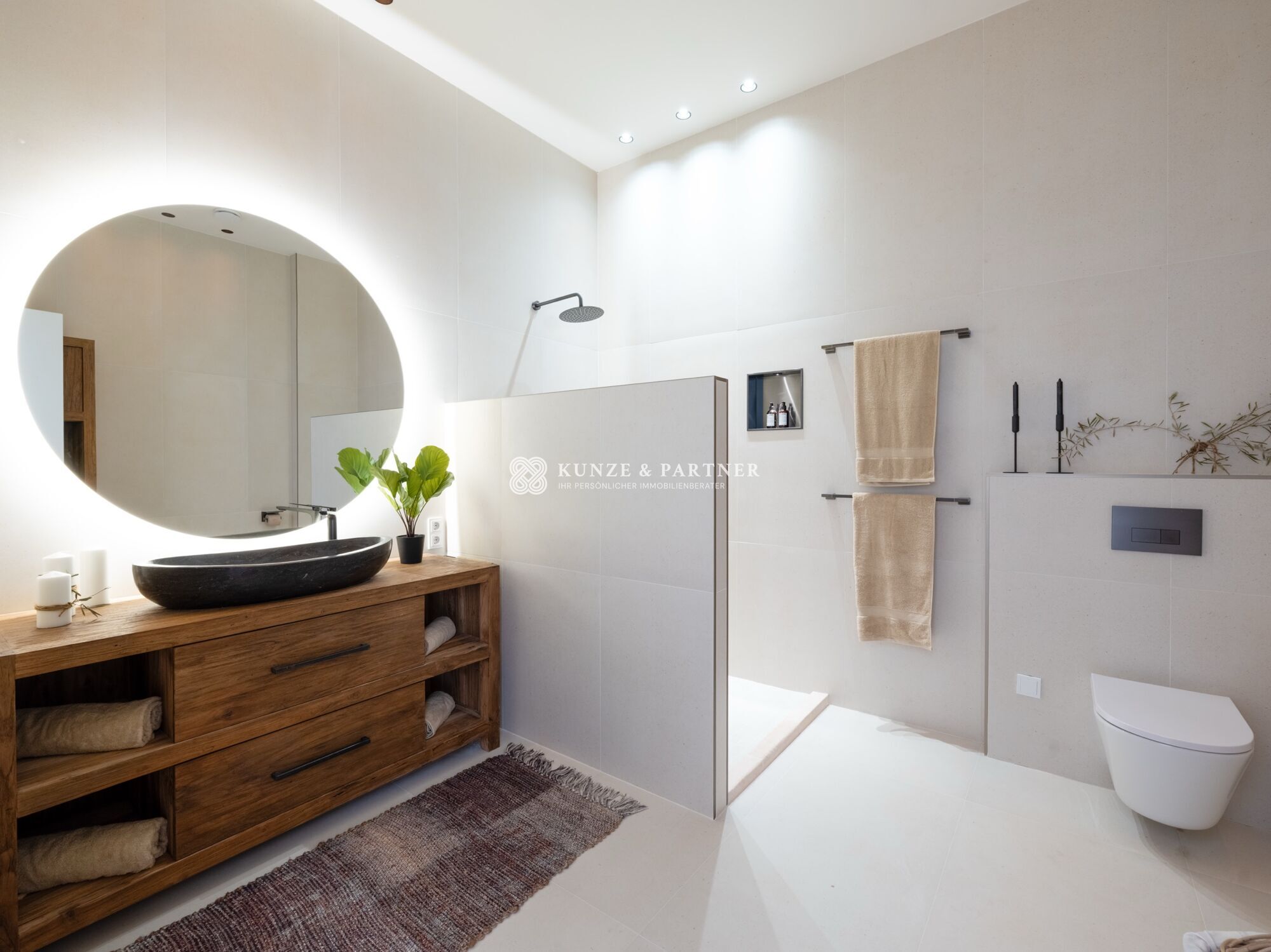 Großzügiges Badezimmer mit Dusche im Untergeschoss