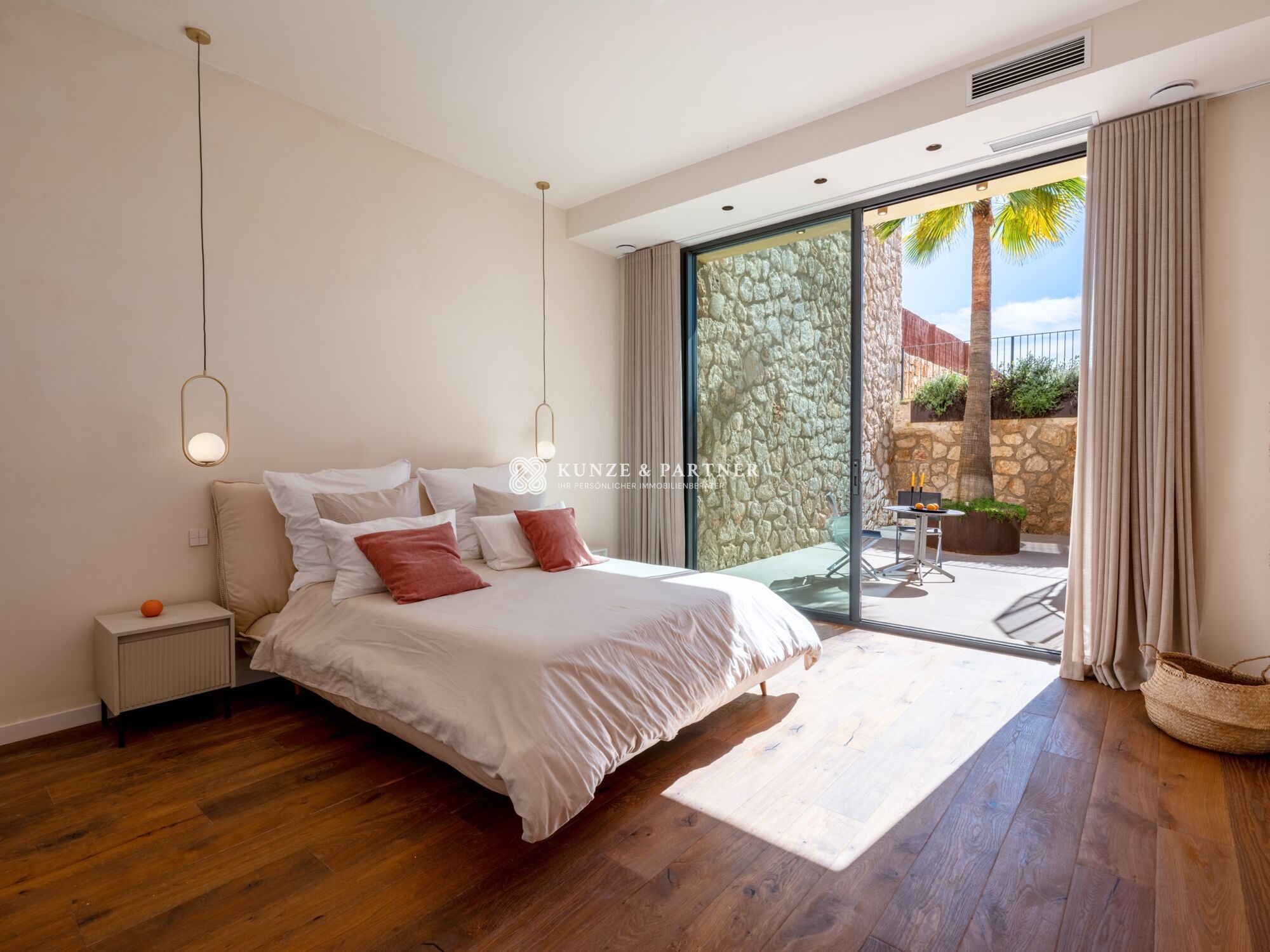 Schlafzimmer im Untergeschoss mit privater Terrasse