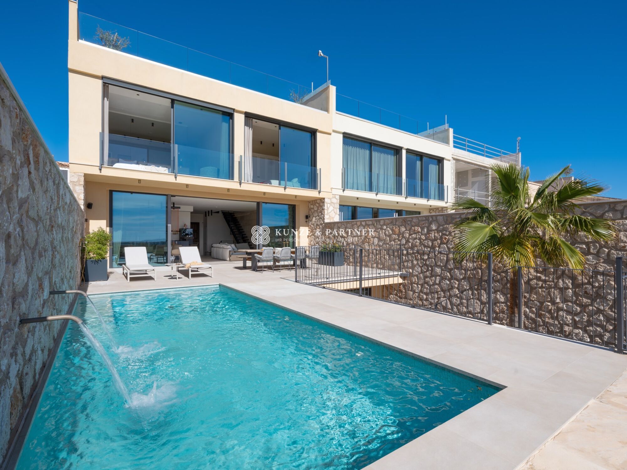 Blick auf das Haus mit Swimmingpool
