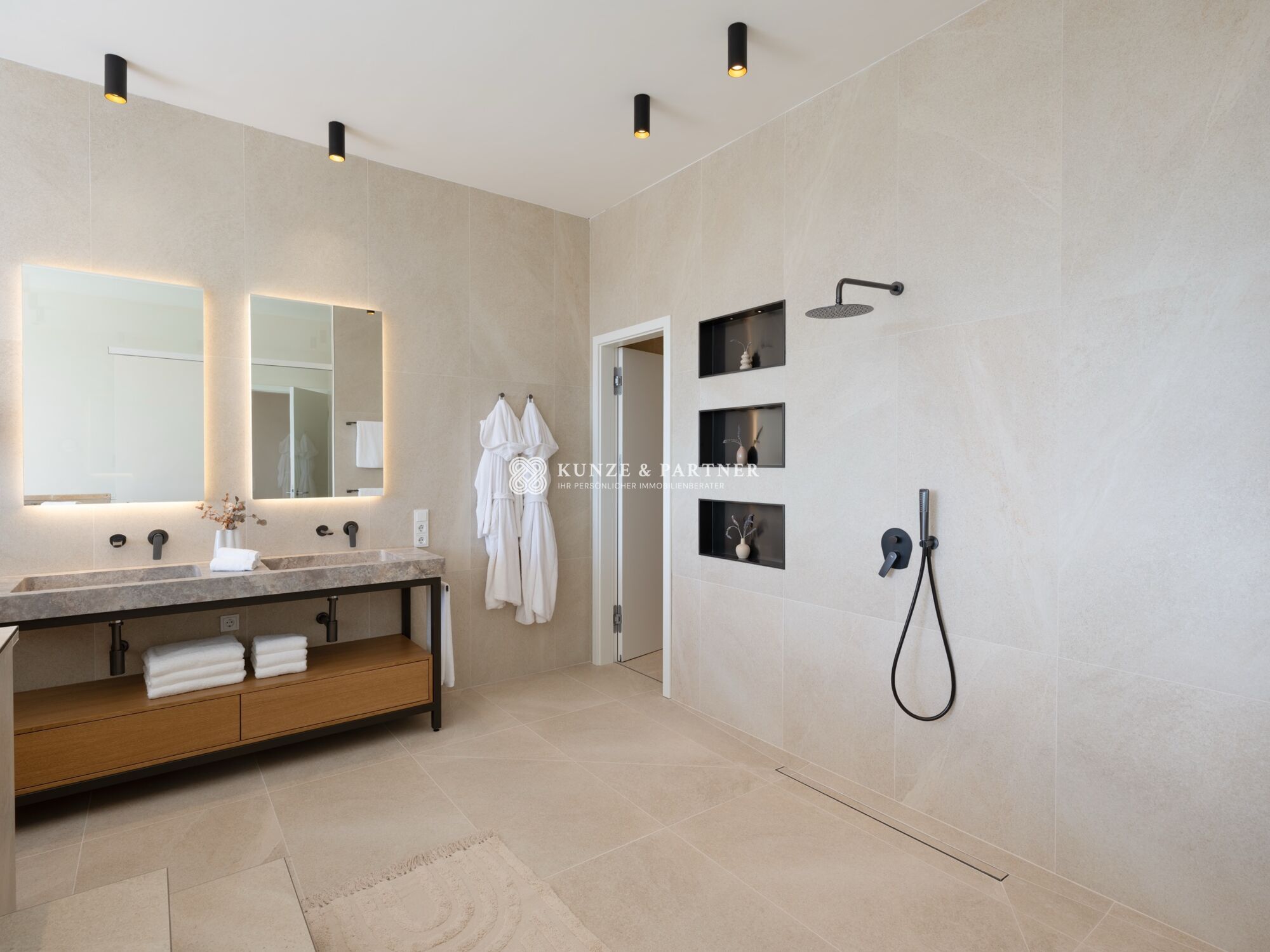 Masterbadezimmer mit Doppelwaschbecken und Dusche