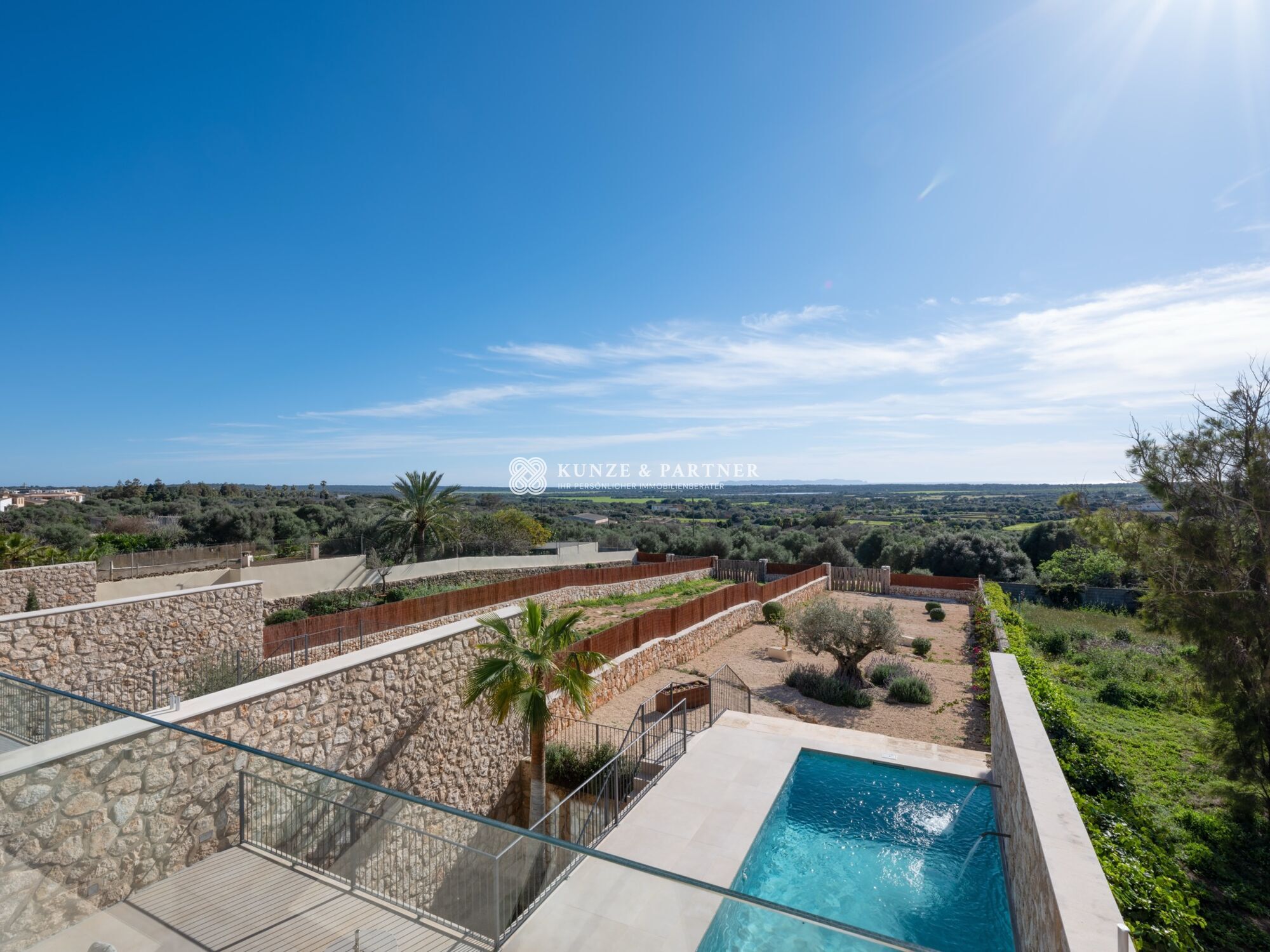 Aussenbereich mit Swimmingpool und mediterranem Garten