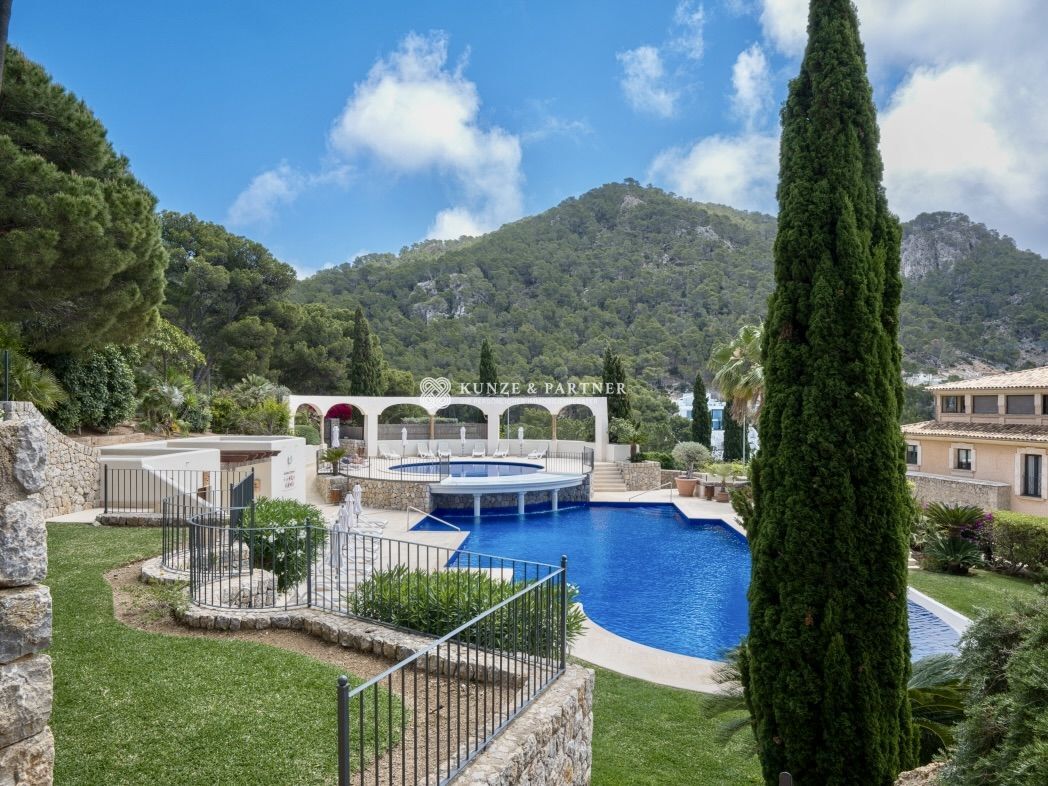 Gemeinschaftsbereich mit Pool und Meerblick