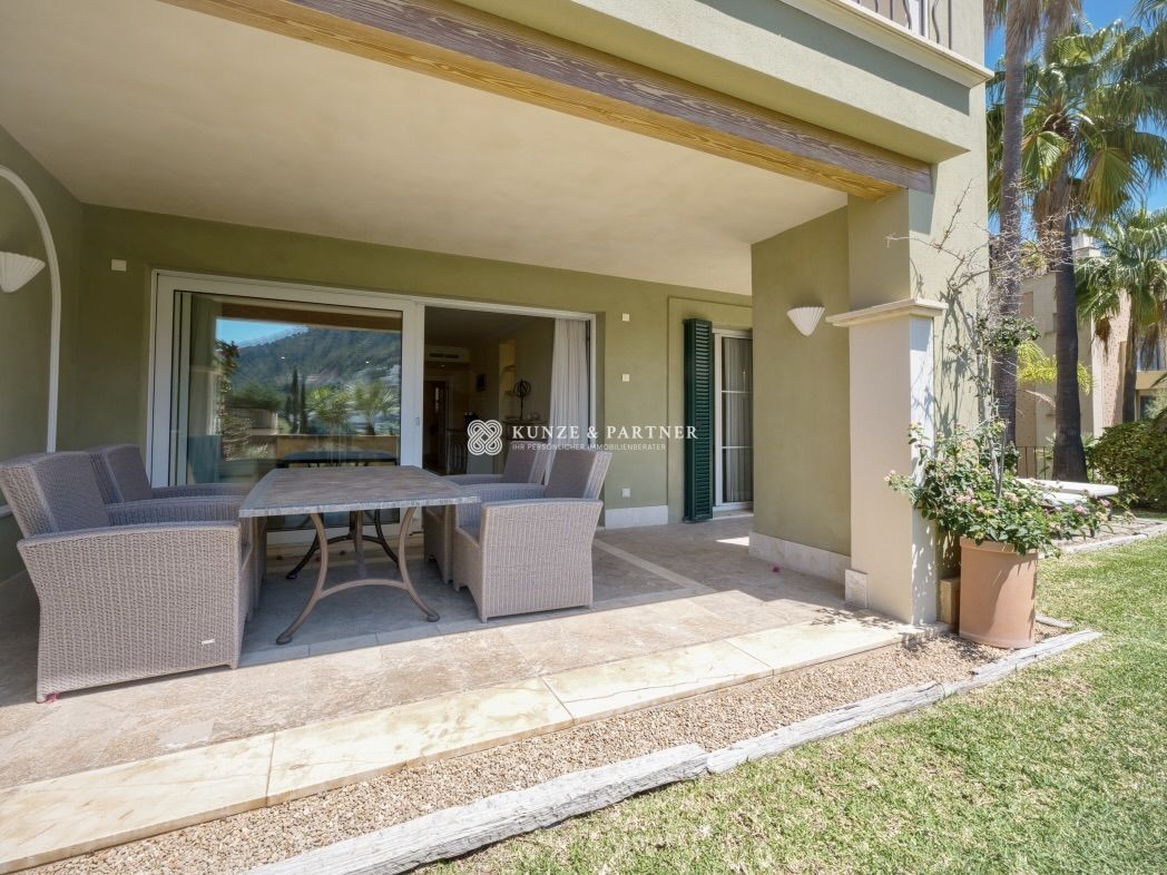 Überdachte Terrasse mit Zugang zum Wohnzimmer