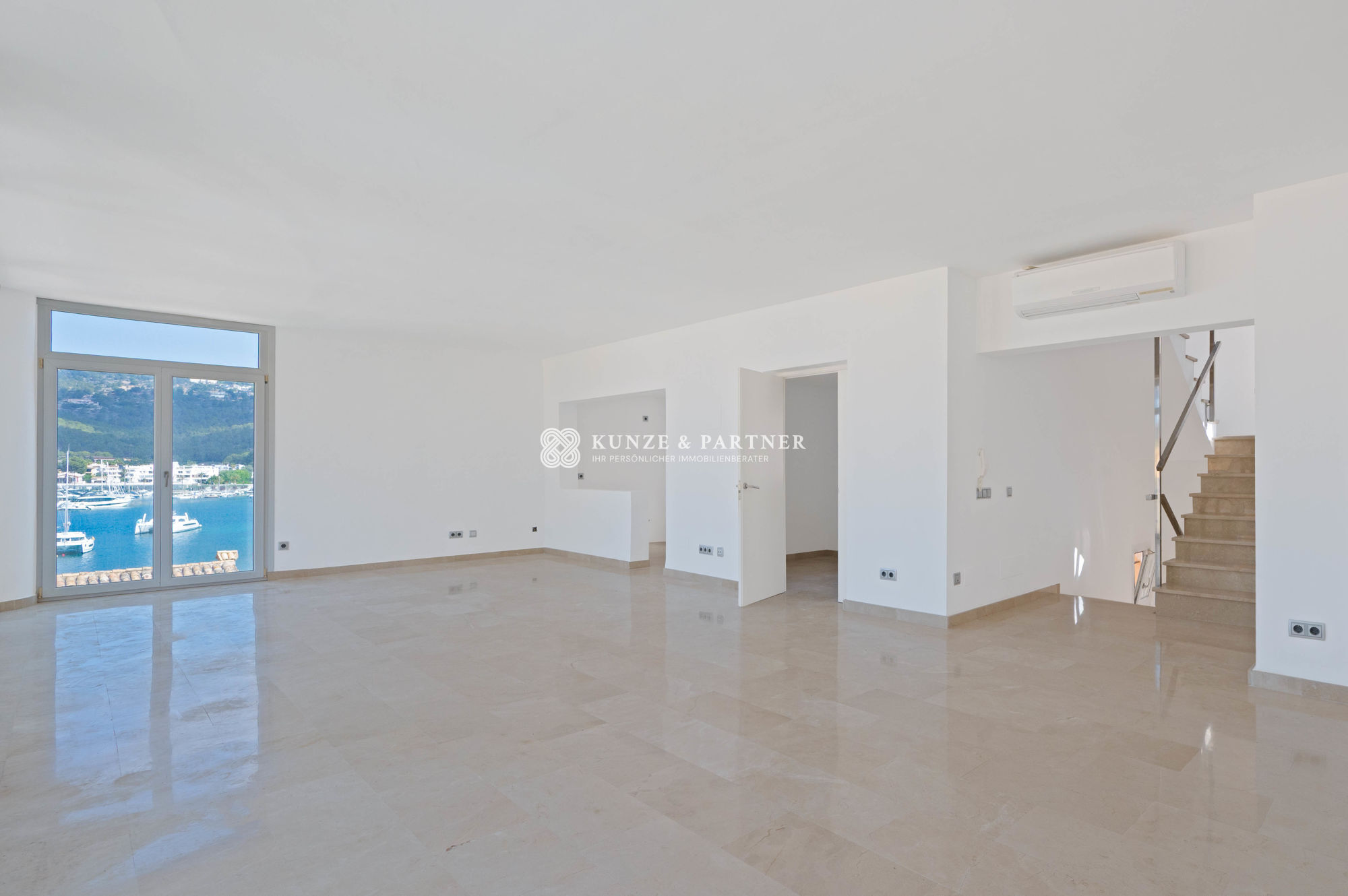 3º Etage: Wohnzimmer mit Hafenblick