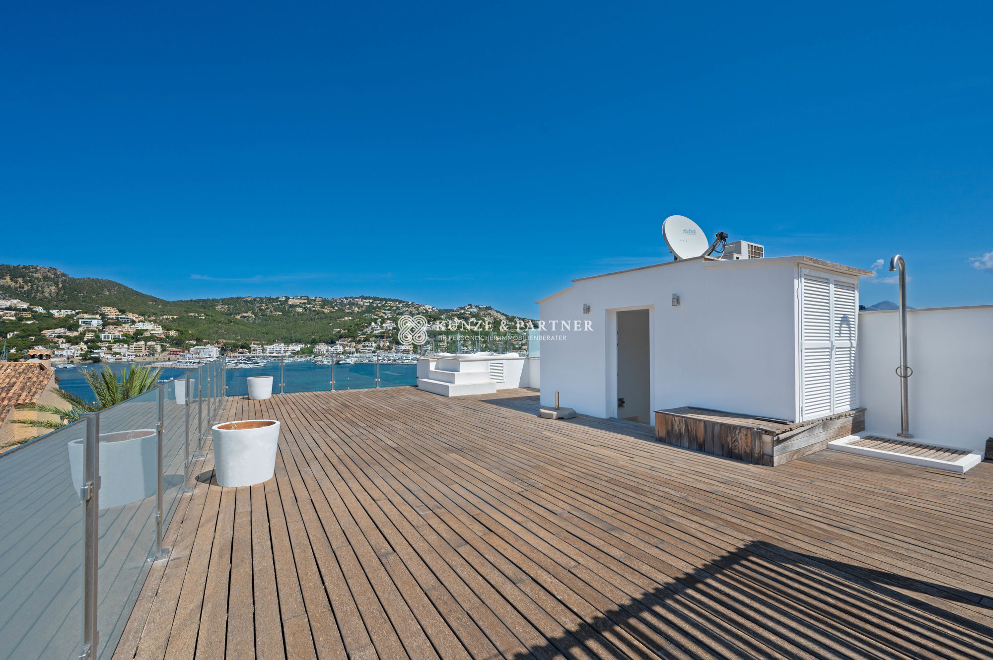 Dachterrasse mit Blick auf den Hafen