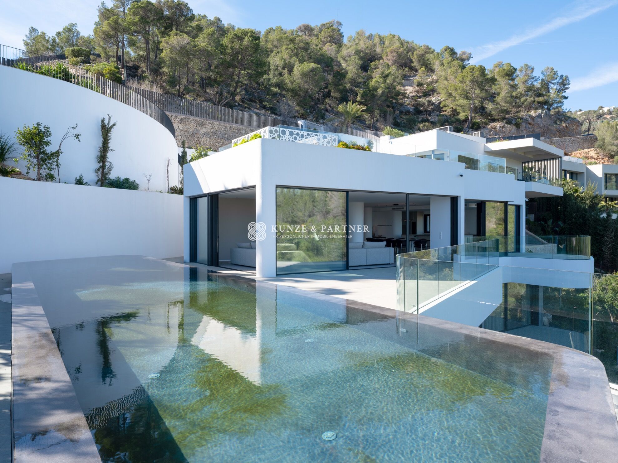 Pool-Terrasse am Wohnbereich