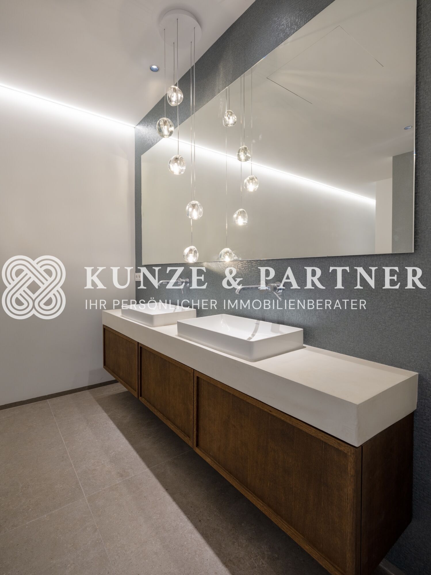 Master-Bad mit Dusche und Badewanne