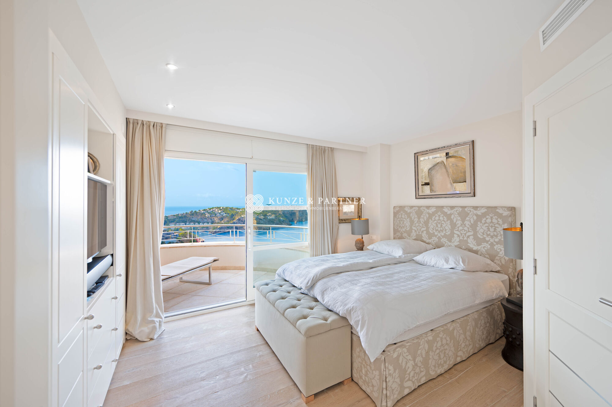 Schlafzimmer mit Terrasse und Bad