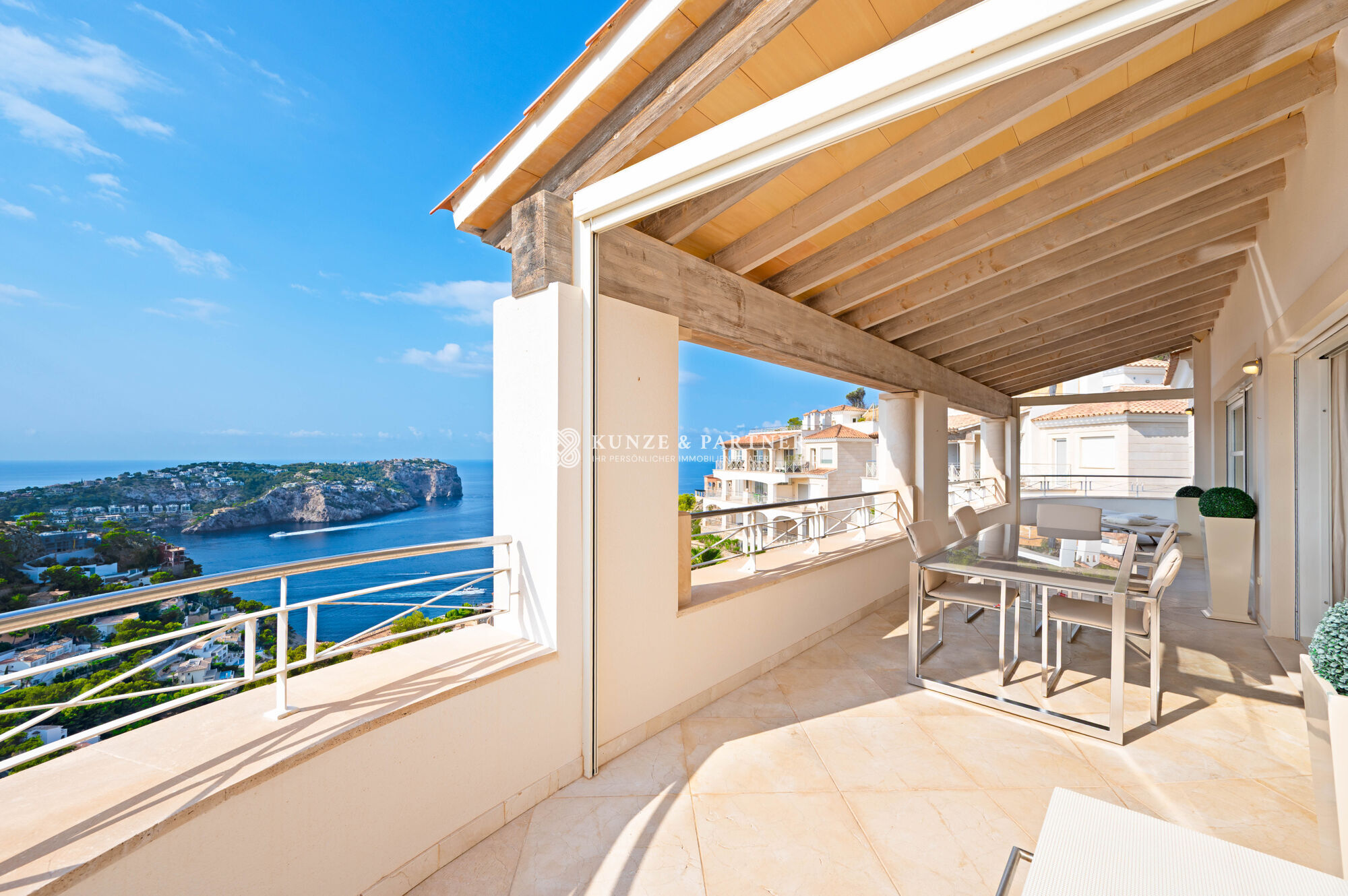 Überdachte Terrasse auf Wohnebene