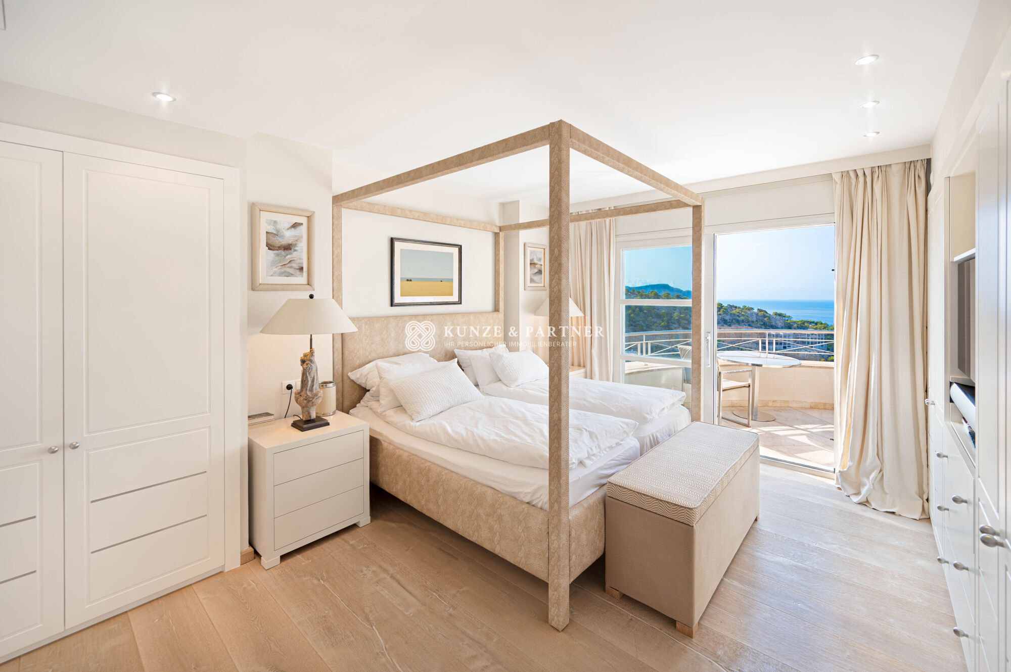 Schlafzimmer mit Terrasse und Bad