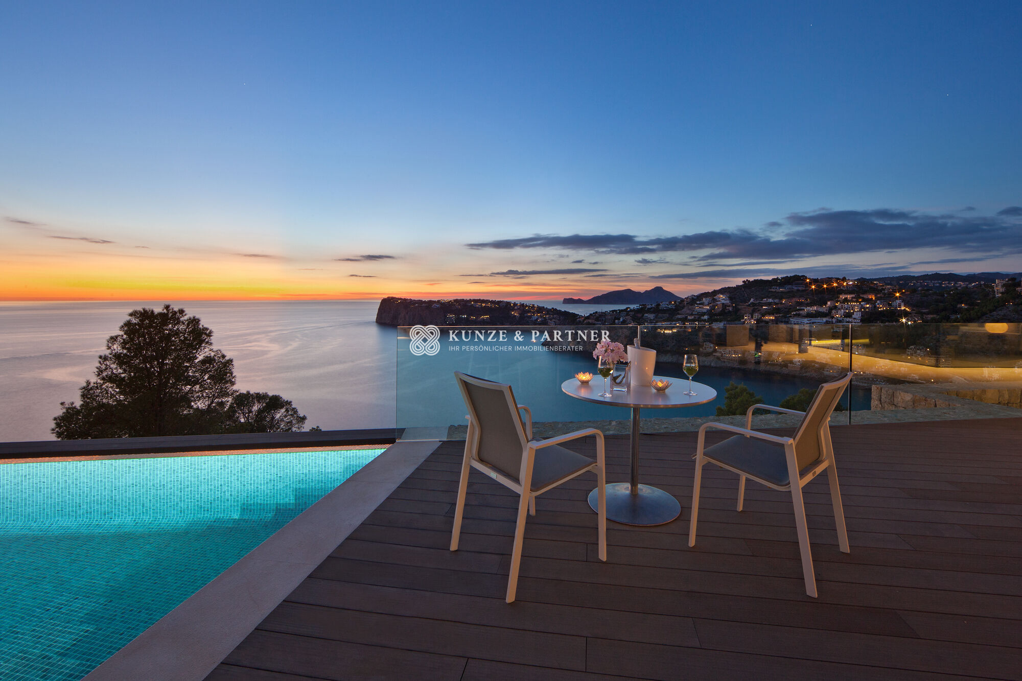 Sonnenuntergang über dem Meer von der Terrasse