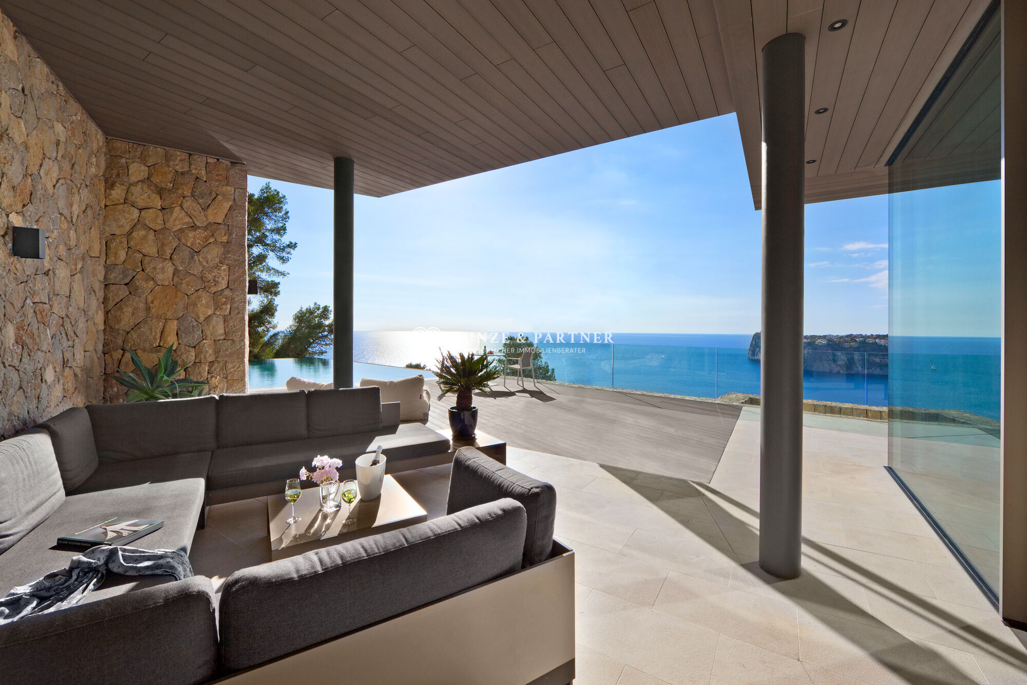 Überdachte Terrasse mit Meerblick