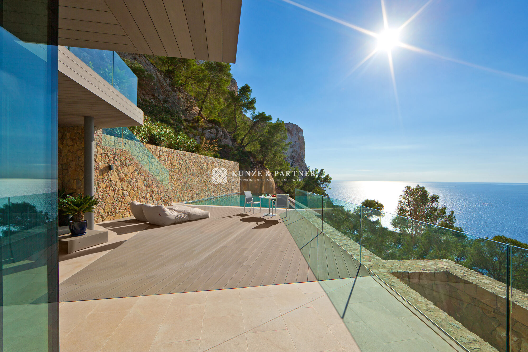 Großzügige Terrasse mit Meerblick