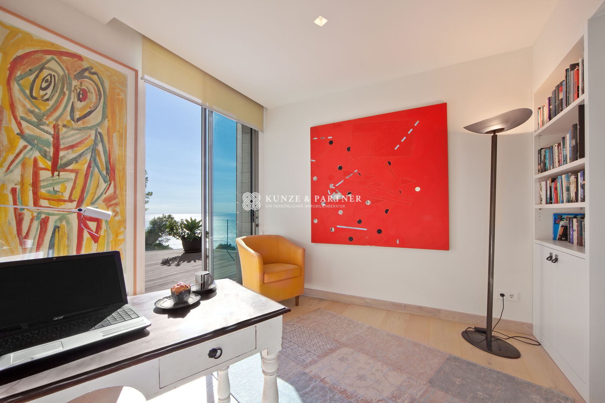 Büro mit Zugang zur Terrasse