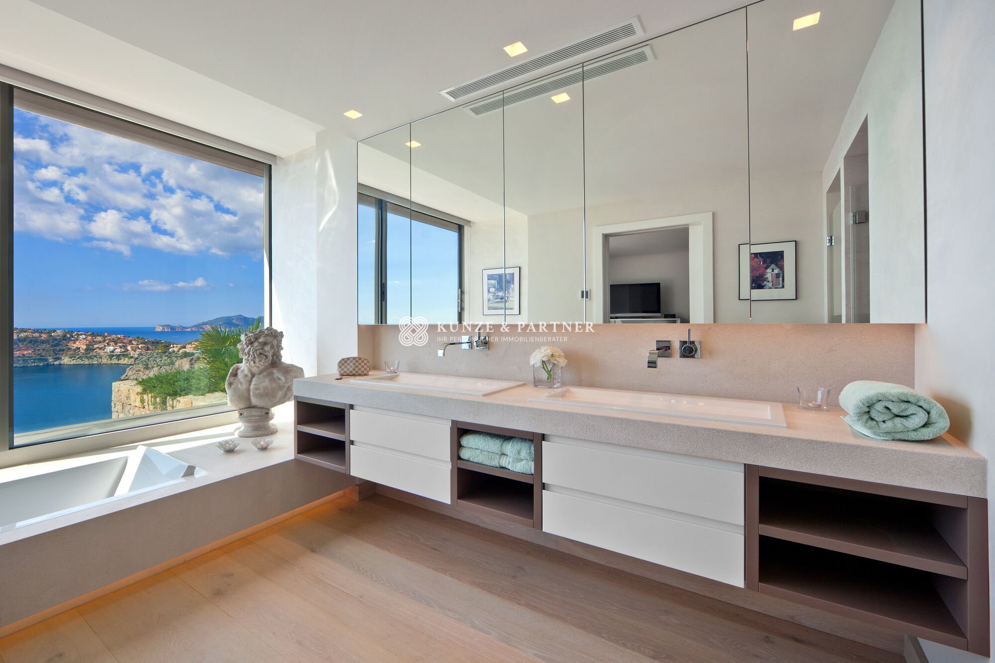 Badezimmer mit Panoramablick auf das Meer