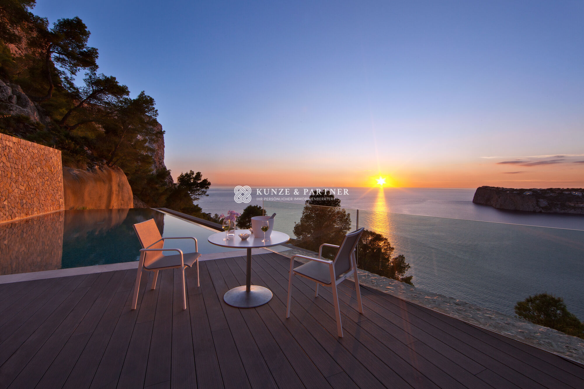 Abendliche Stimmung am Infinity-Pool