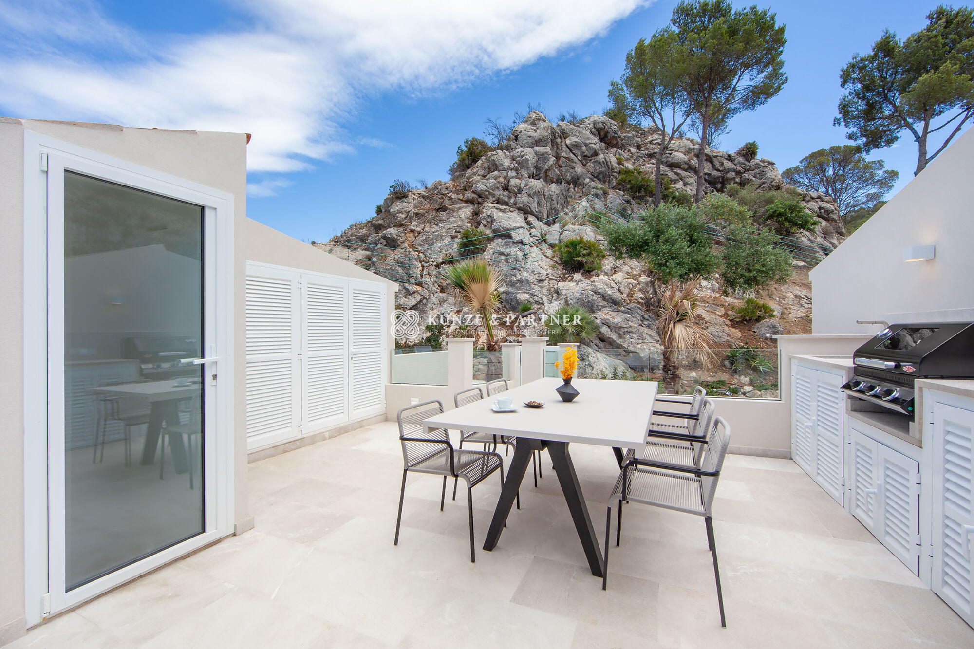Terrasse mit hochwertiger Outdoor-Möblierung