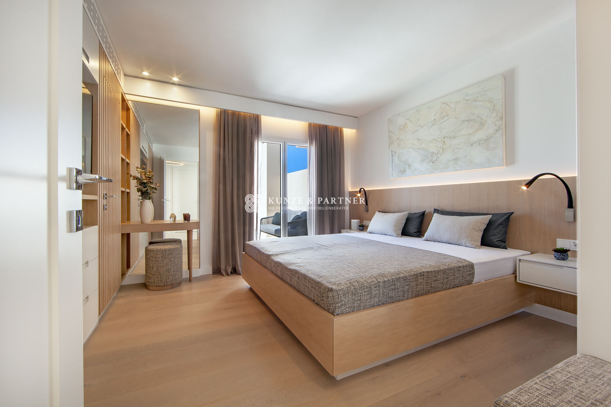 Helles Schlafzimmer mit warmen Holzakzenten