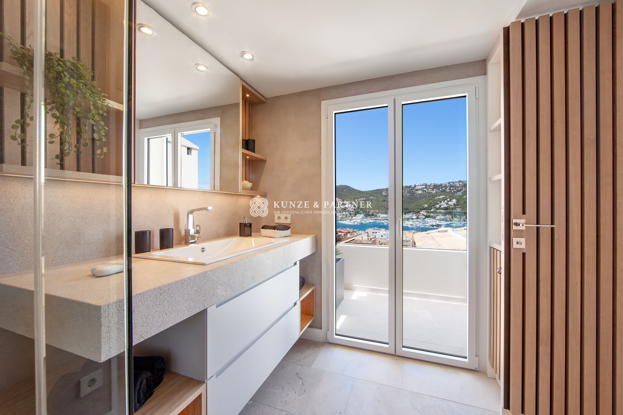 Stilvolles Badezimmer mit Hafenblick