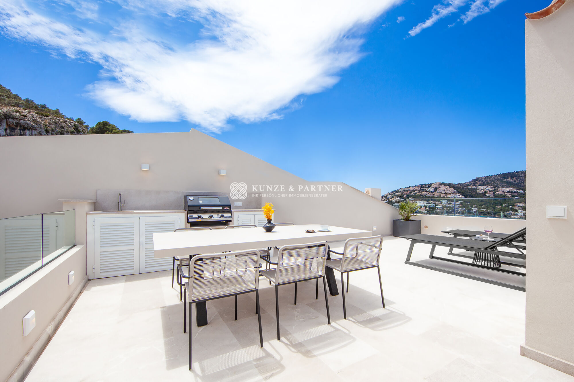 Terrasse mit Blick auf Hafen und Umgebung