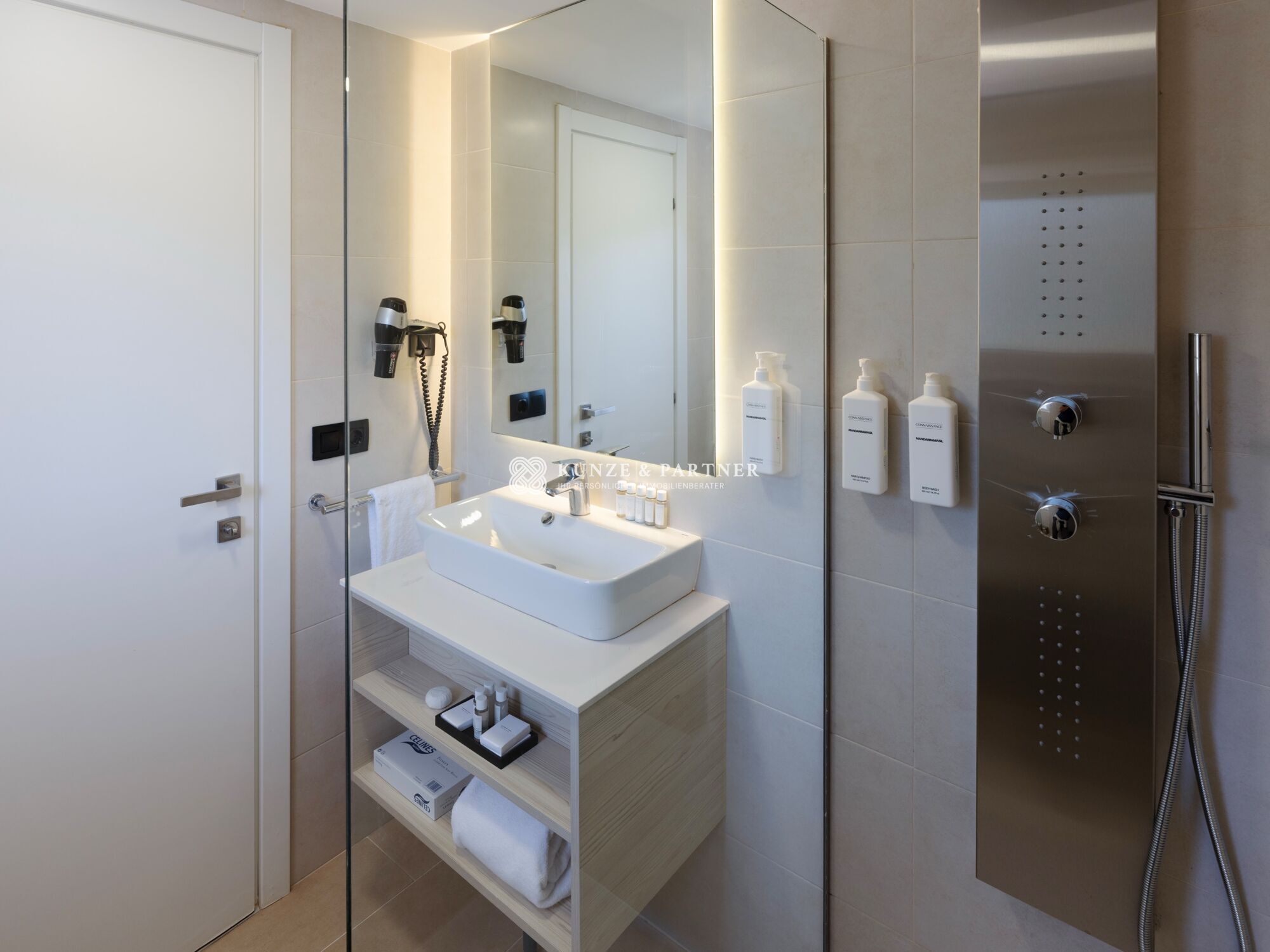 Badezimmer mit Dusche