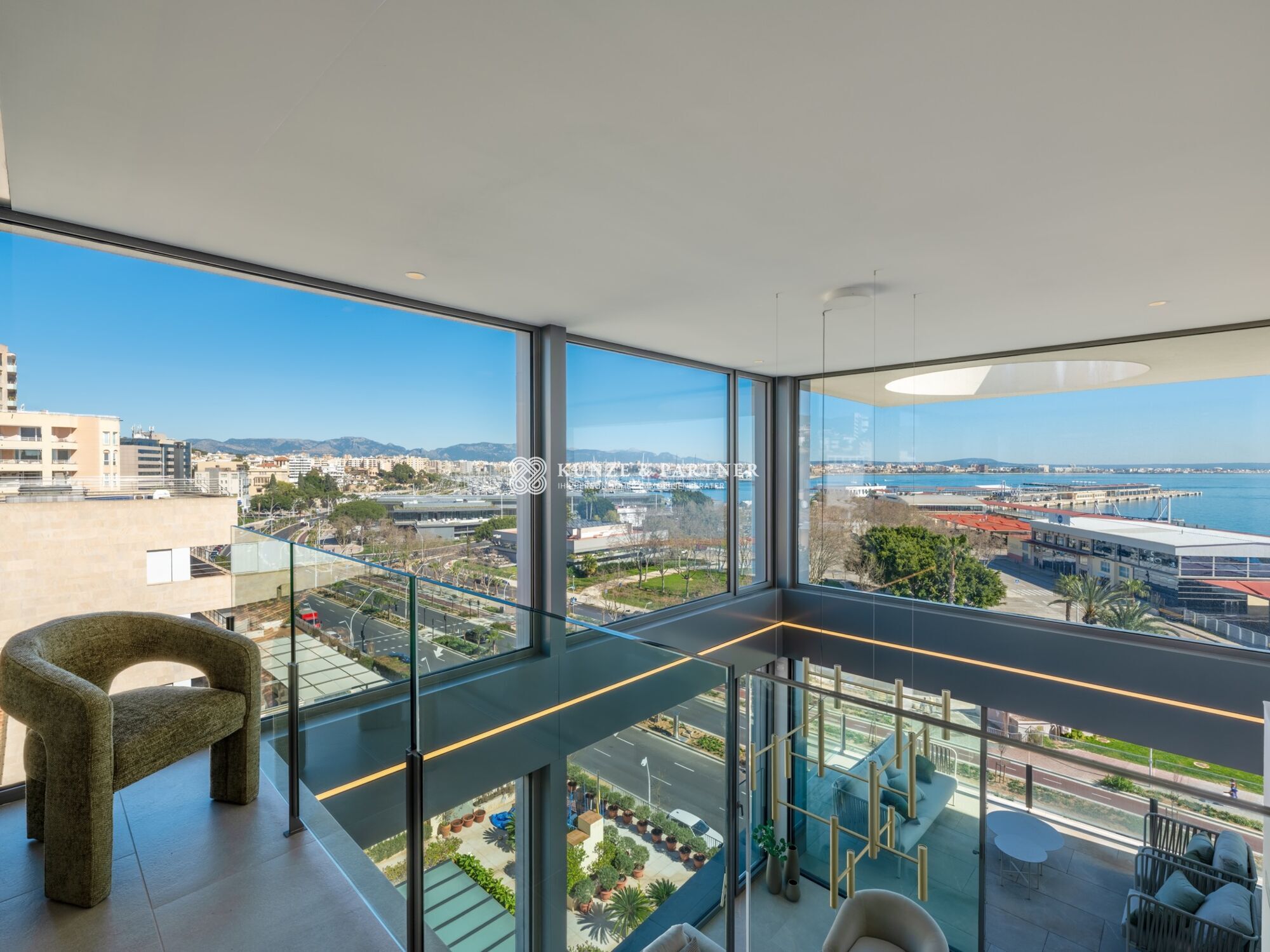 Duplex penthouse with two terraces and private pool in Frontline