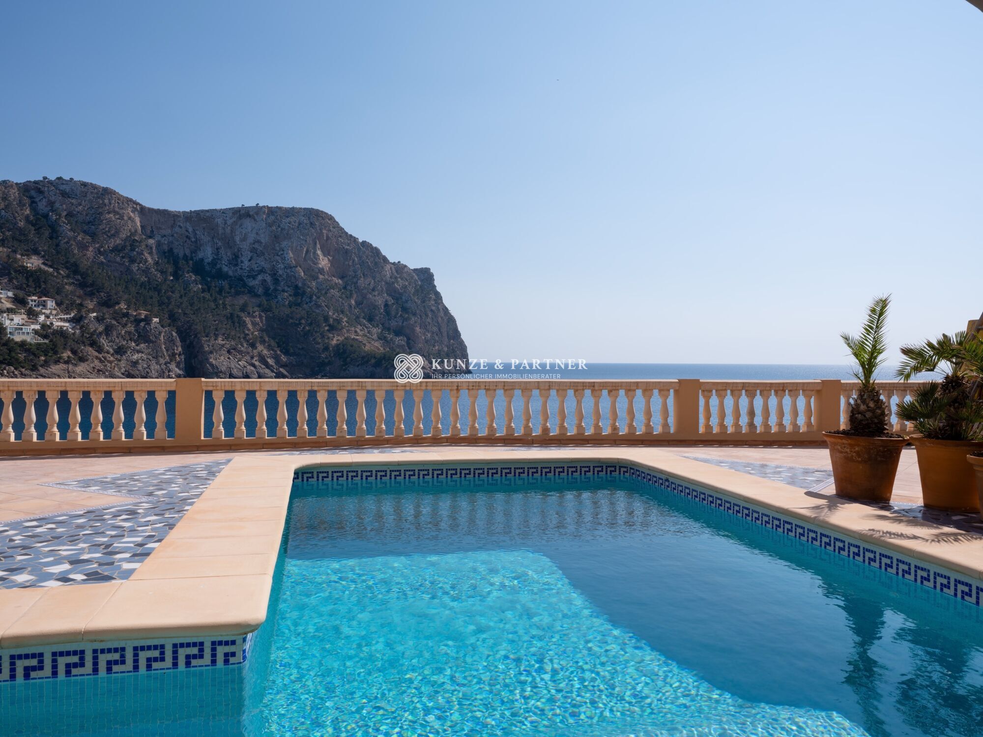 Pool mit Meerblick