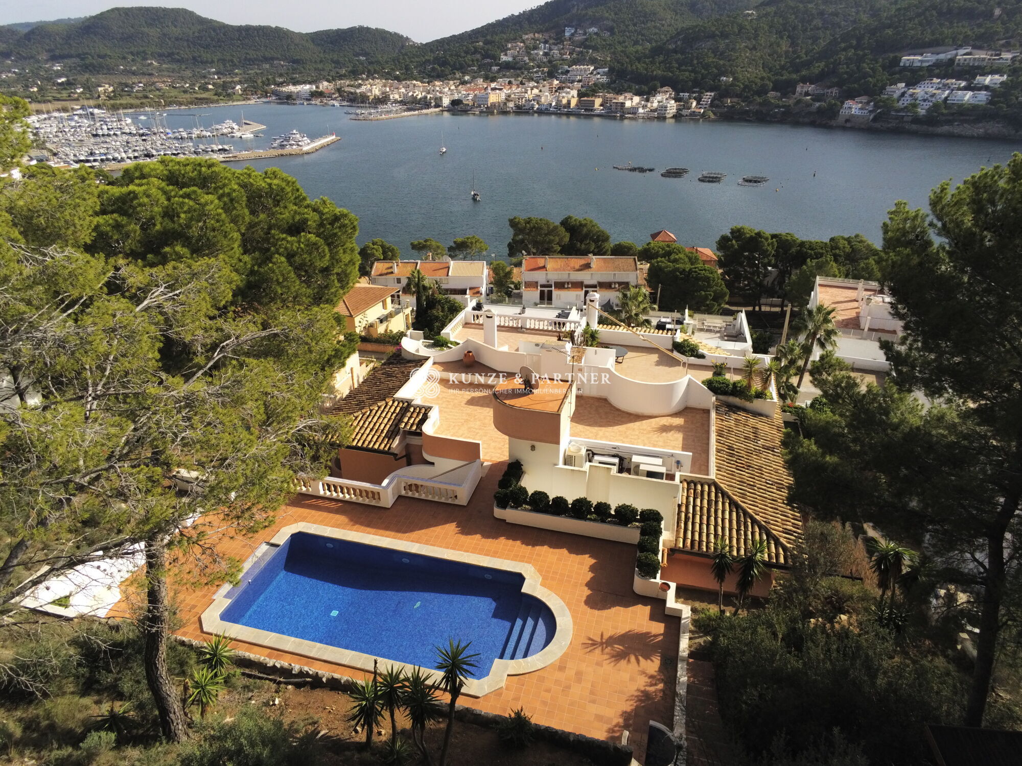 Pool mit Hafenblick
