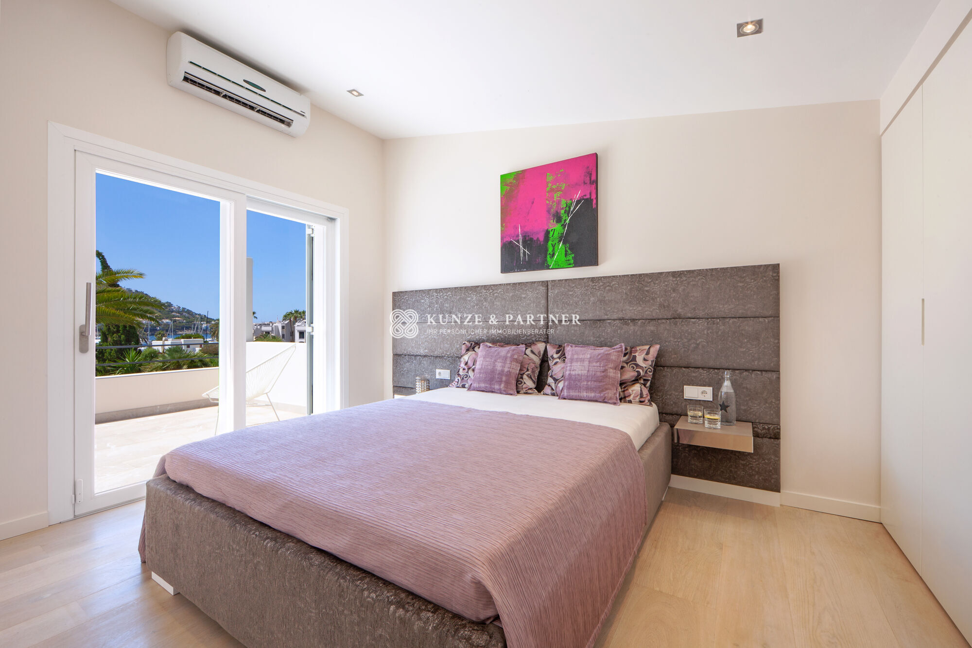 Schlafzimmer mit Terrasse