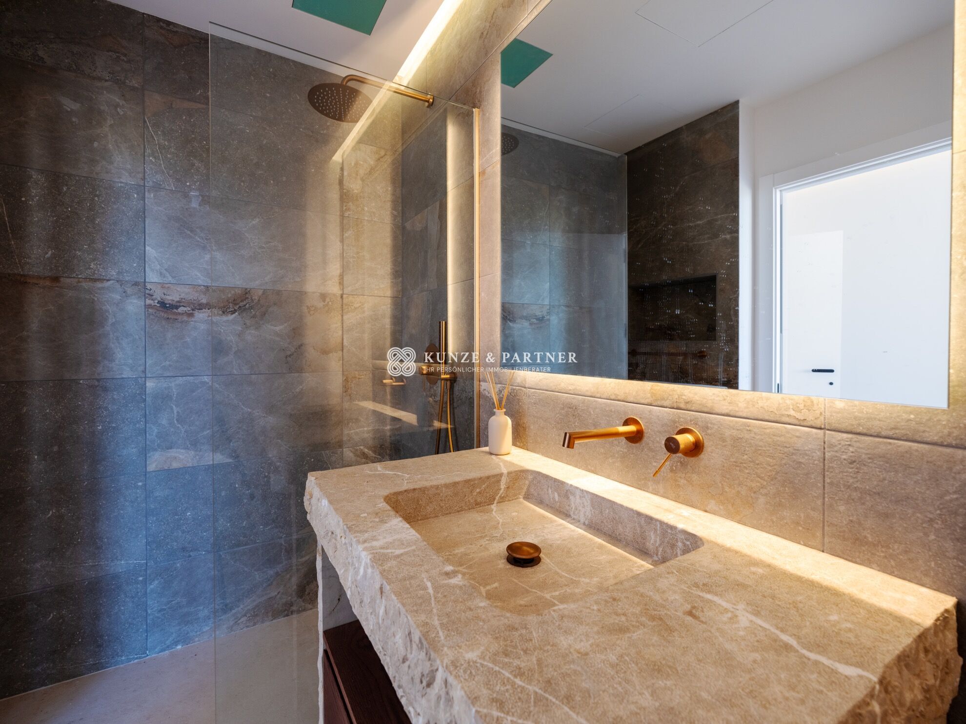 Badezimmer mit Dusche