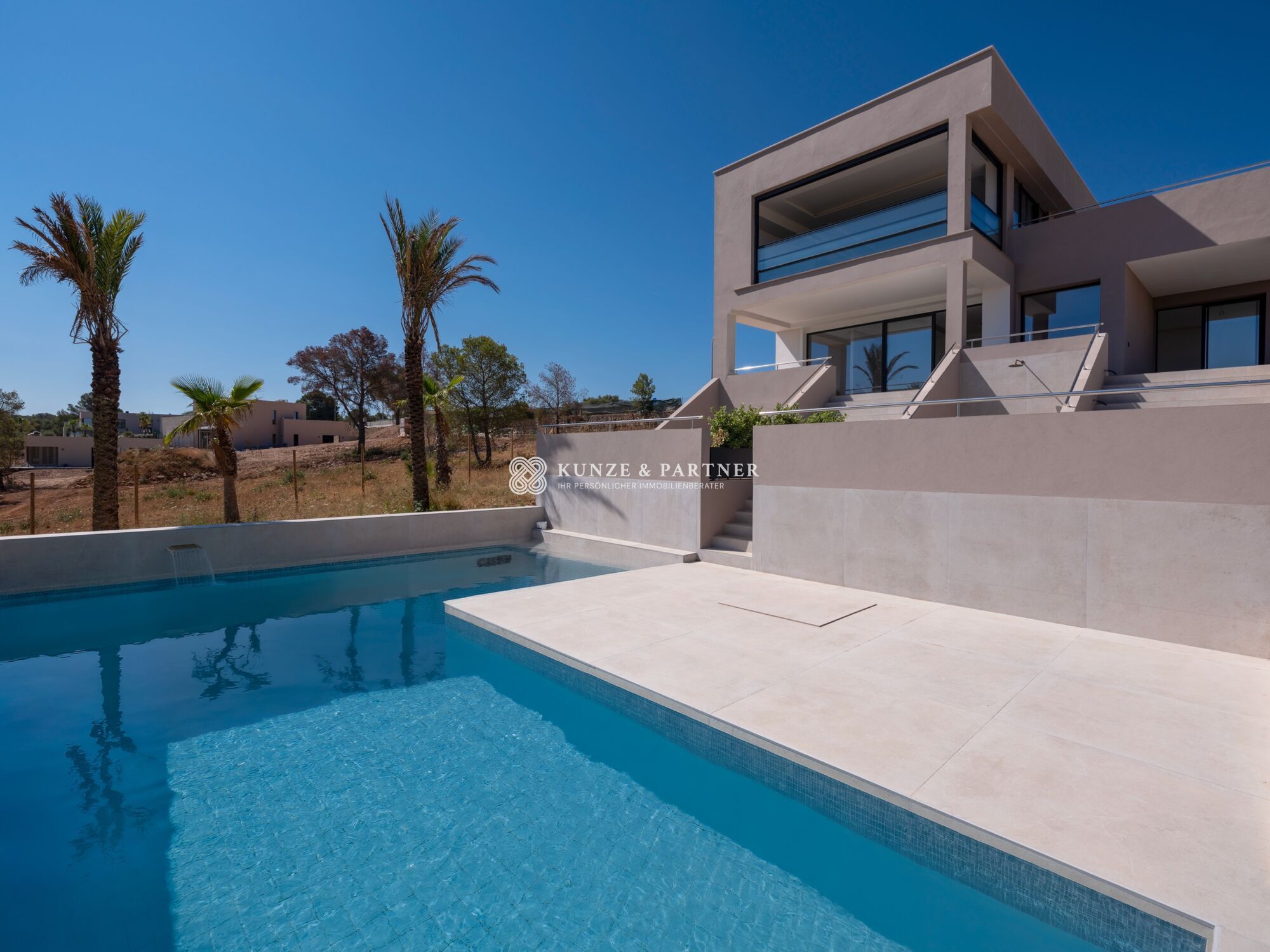 Neubauvilla mit Swimmingpool
