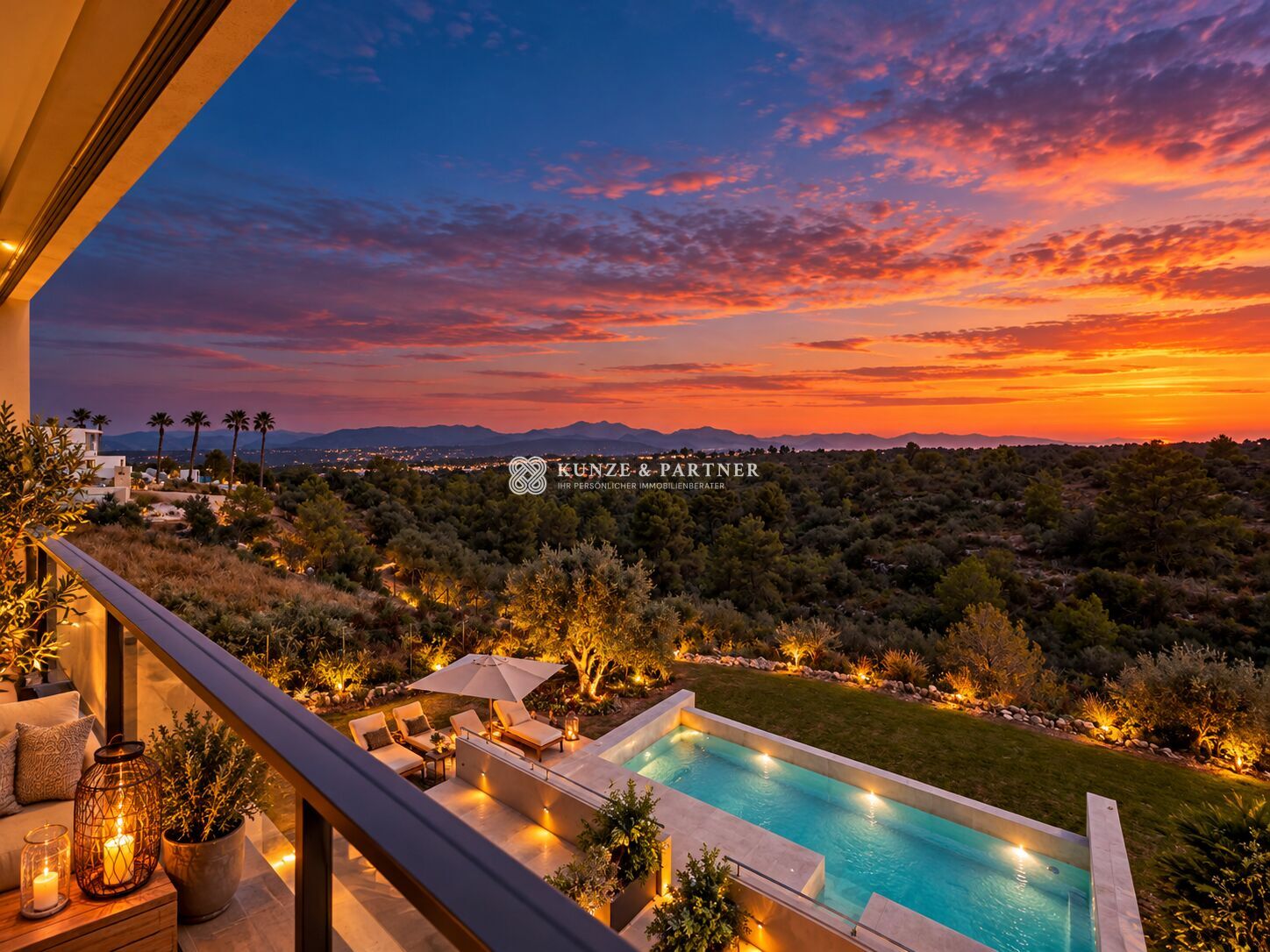 Luxusvilla mit Pool im Sonnenuntergang