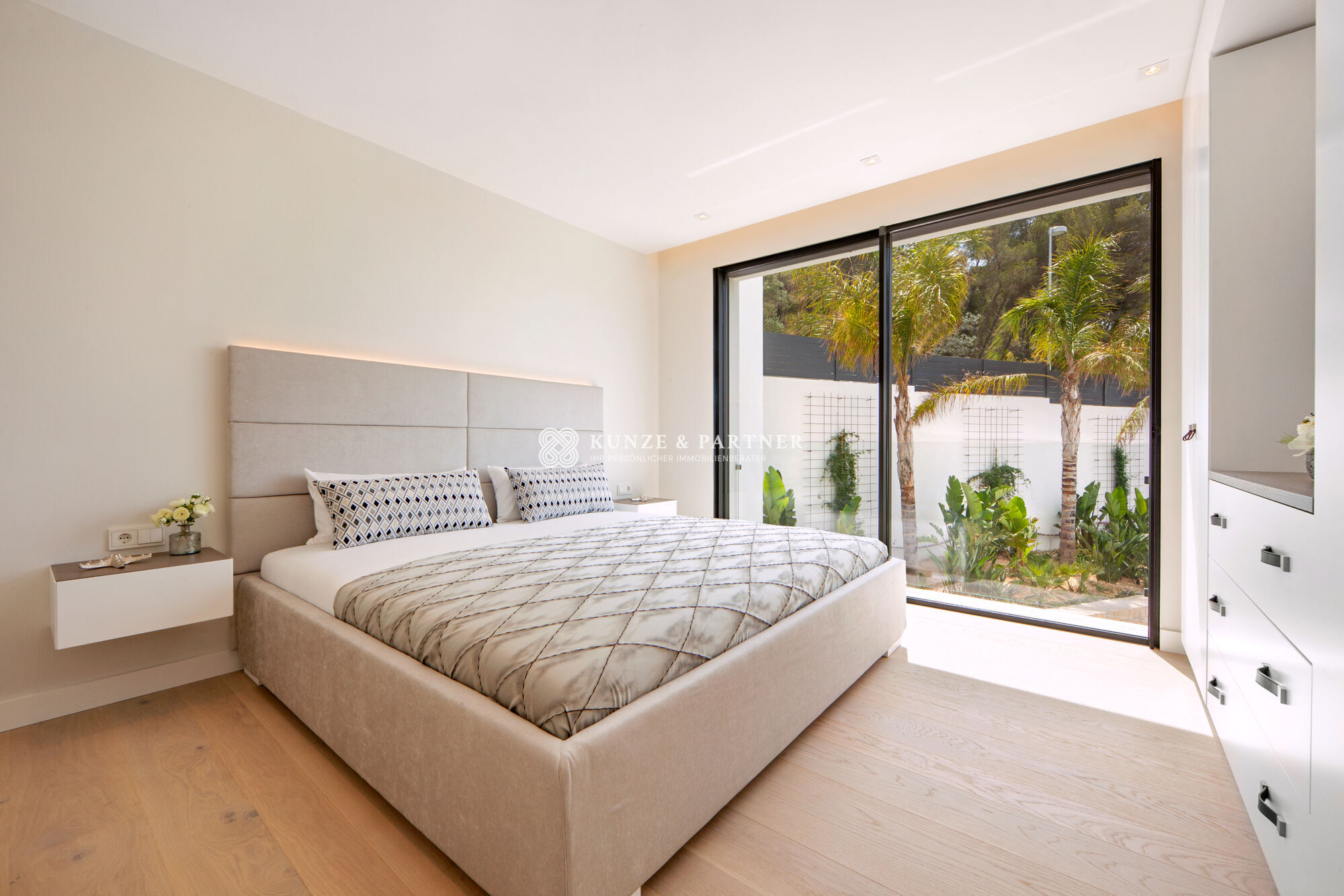 Grosszügiges Schlafzimmer