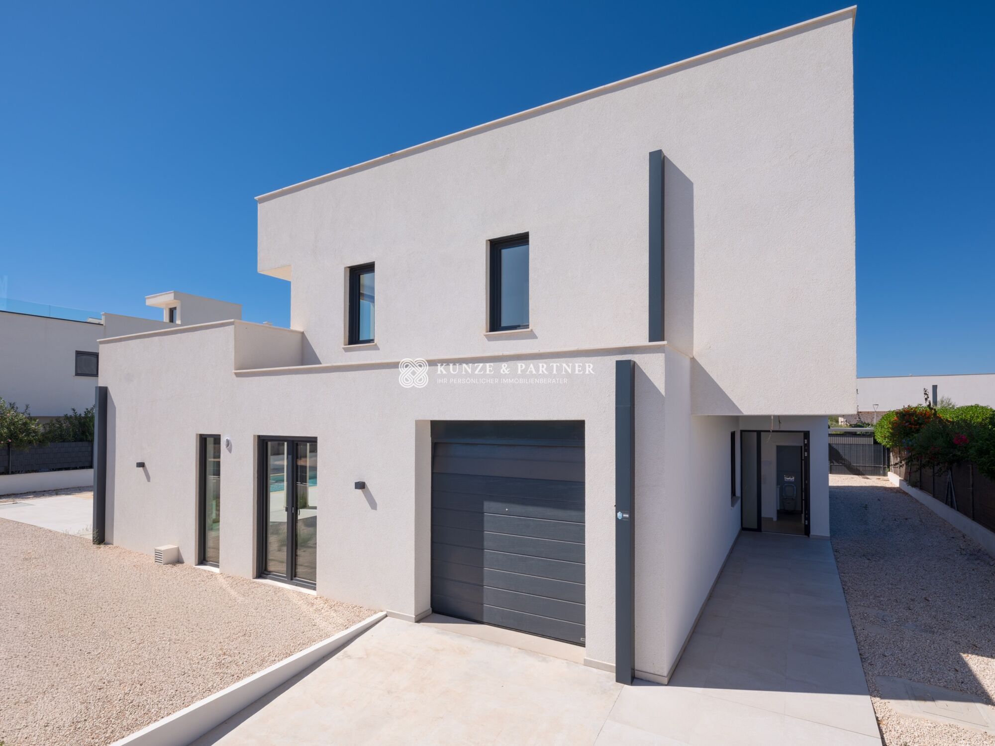 Freistehende Villa mit Garage