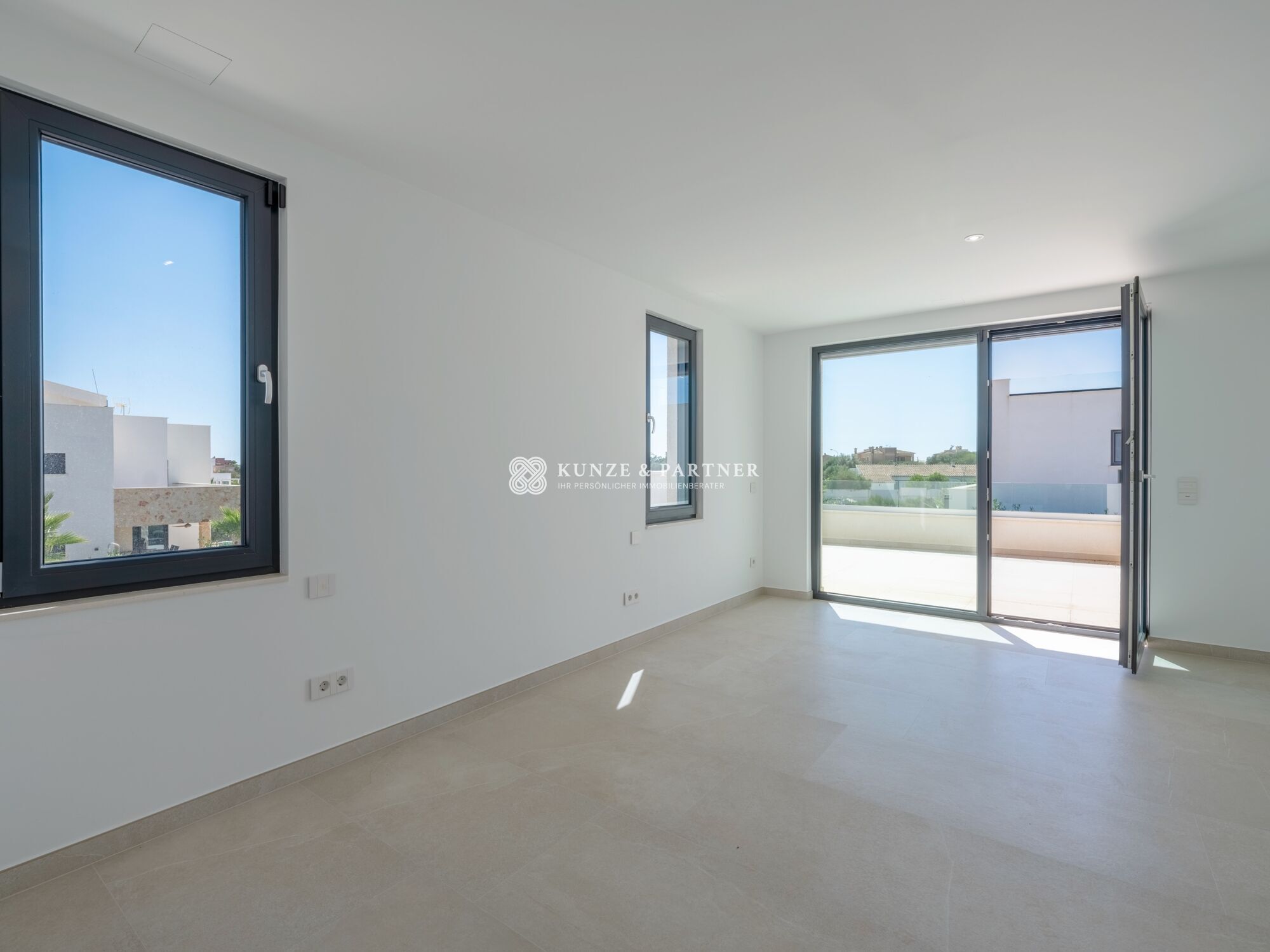 Schlafzimmer mit privatem Balkon im OG